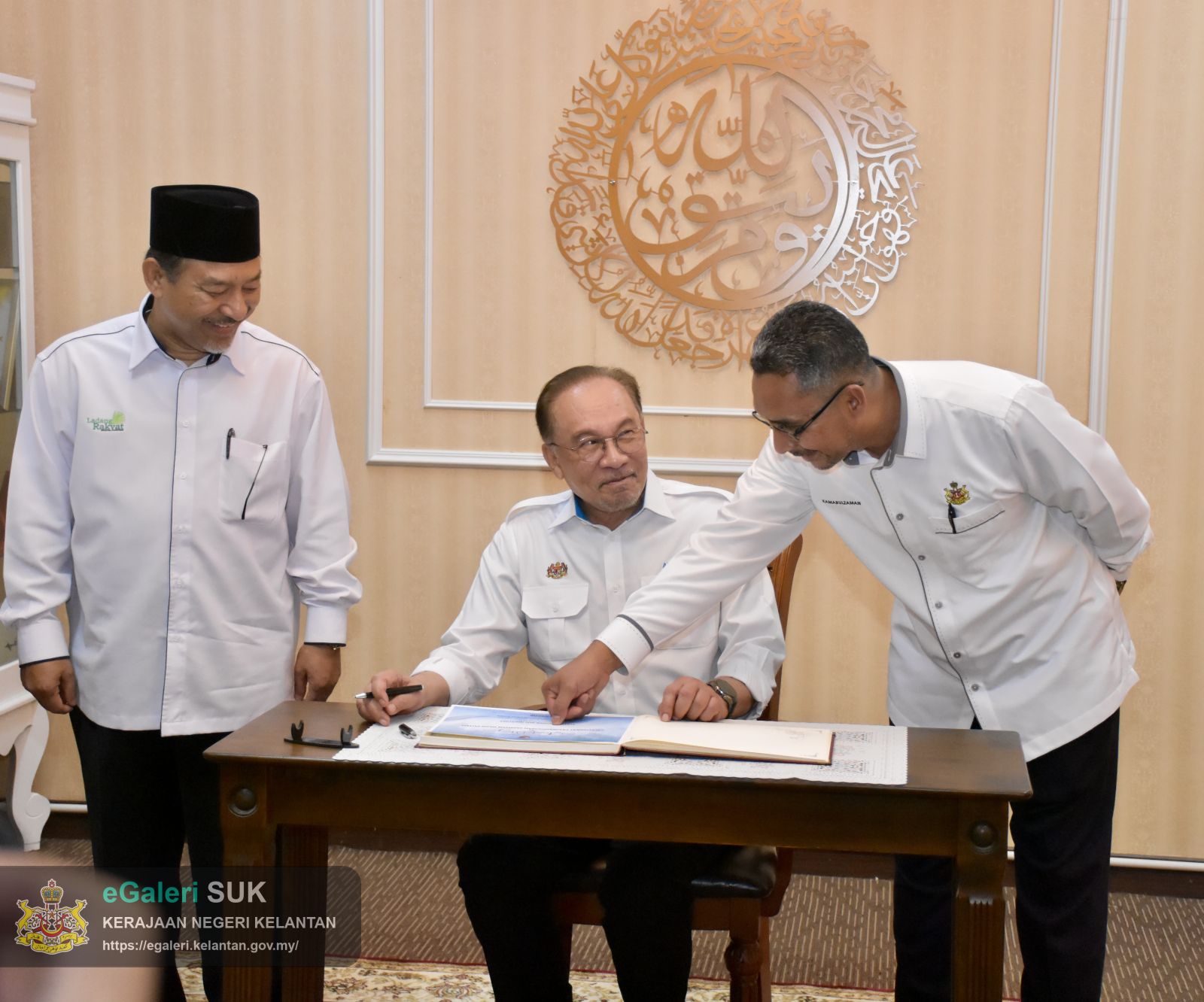 lawatan-yab-perdana-menteri-ke-pejabat-tanah-dan-jajahan-pasir-puteh-bagi-menghadiri-mesyuarat-pembangunan-jajahan-pasir-puteh-9.JPG