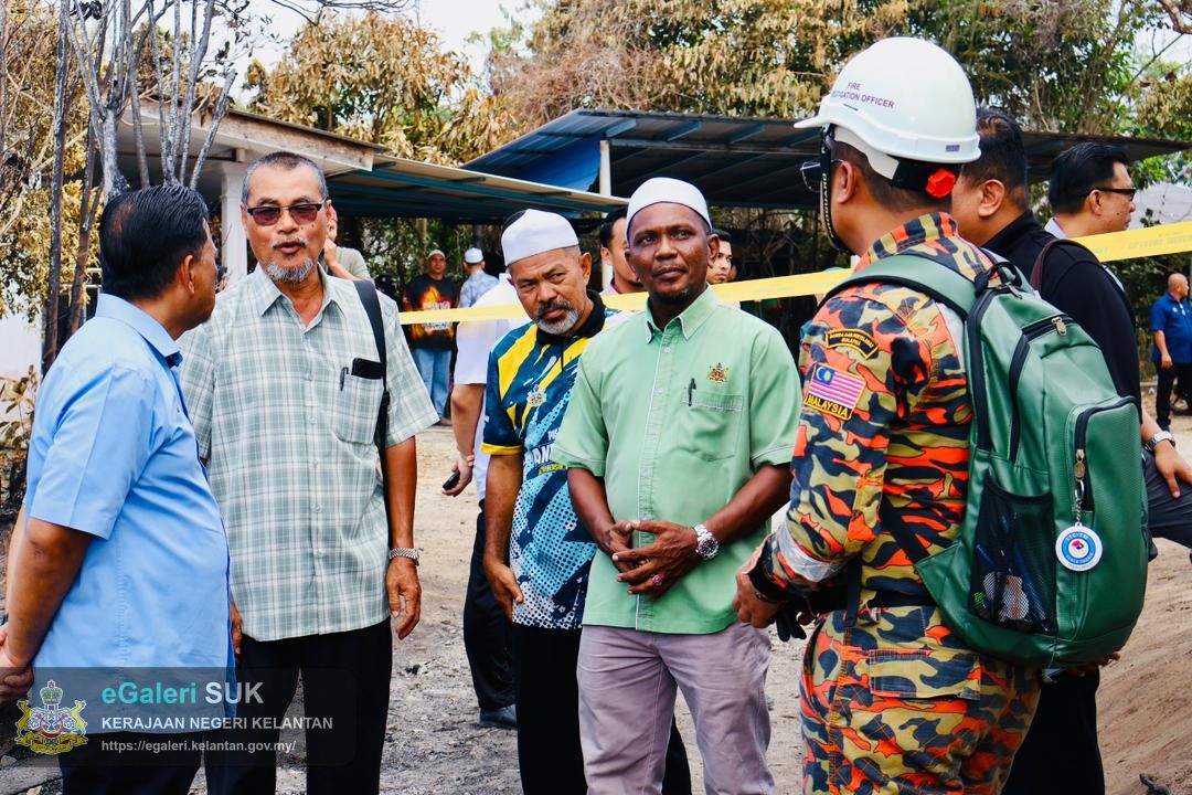 lawatan-yabrs-ketua-jajahan-ke-lokasi-kebakaran-di-chabang-tiga-kedai-buloh-kelantan-1.jpg