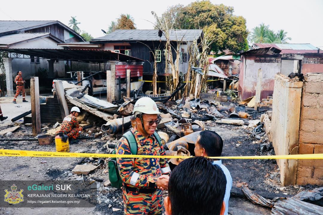 lawatan-yabrs-ketua-jajahan-ke-lokasi-kebakaran-di-chabang-tiga-kedai-buloh-kelantan-2.jpg