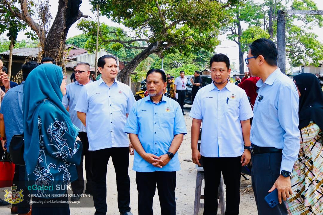 lawatan-yabrs-ketua-jajahan-ke-lokasi-kebakaran-di-chabang-tiga-kedai-buloh-kelantan-5.jpg