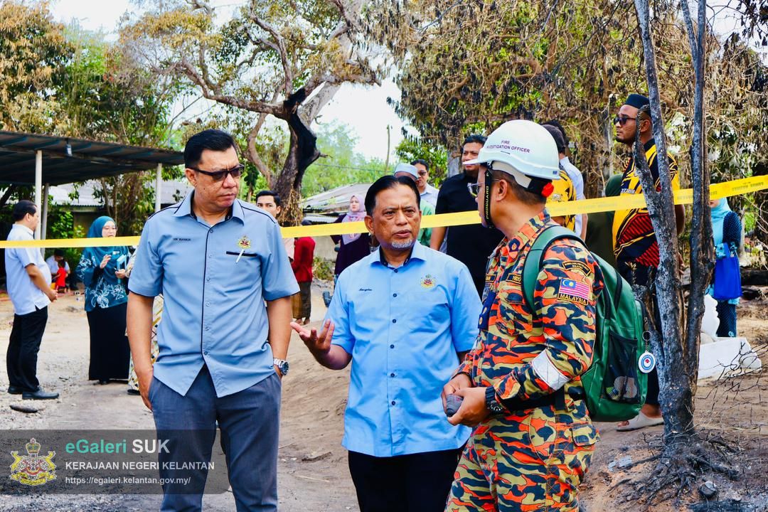 lawatan-yabrs-ketua-jajahan-ke-lokasi-kebakaran-di-chabang-tiga-kedai-buloh-kelantan-7.jpg