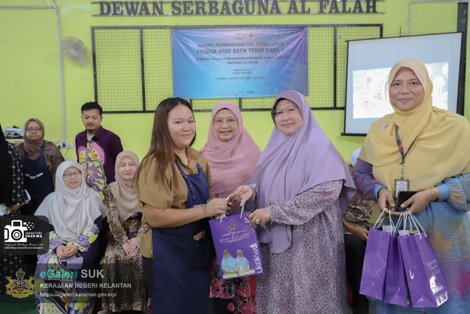 lawatan-yb-dato-rohani-ibrahim-ke-makmal-pembangunan-dan-pengeluaran-produk-kraf-batik-terap-fasa-1-ppkk-machang-5.jpg