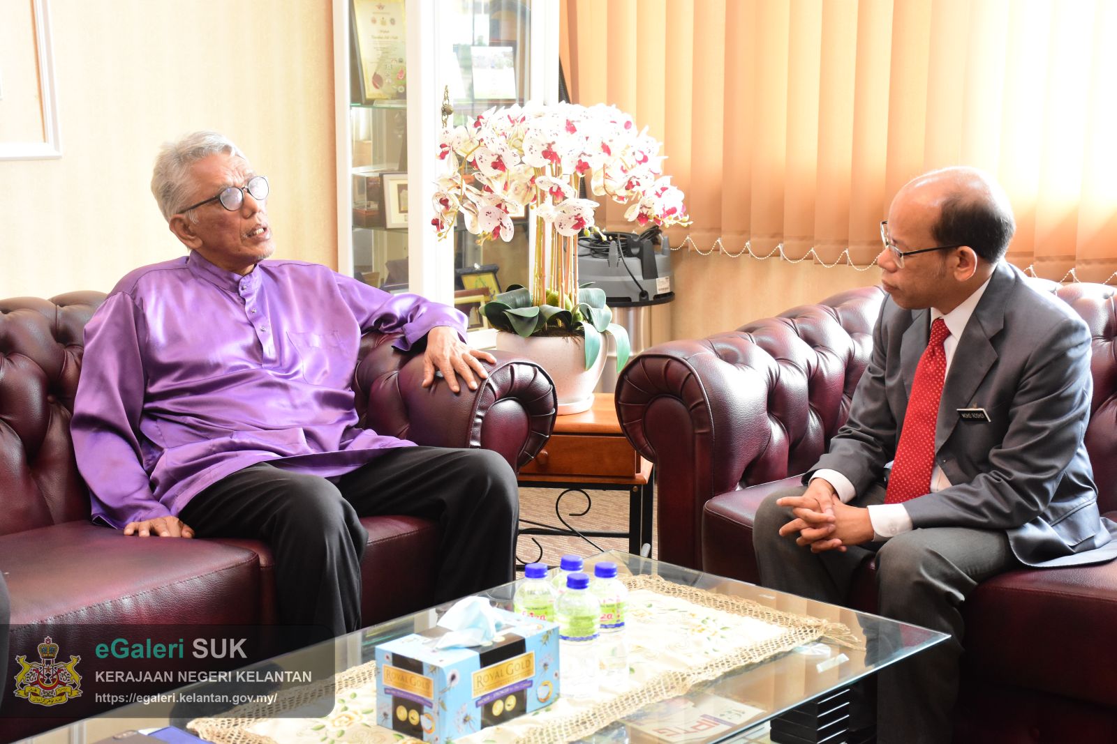 kunjungan-hormat-ke-pejabat-ketua-jajahan-pasir-puteh-oleh-setiausaha-politik-kepada-yb-dato-seri-menteri-ekonomi-2.JPG