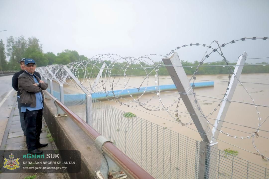 tinjauan-tuan-ketua-jajahan-diiringi-ppse-ke-tidal-gate-kulim-yang-berfungsi-sebagai-pintu-pelepasan-air-darat-ke-laut-4.jpg
