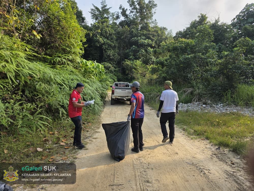 program-gotong-royong-oleh-bahagian-pembangunan-pejabat-tanah-jajahan-gua-musang-di-taman-rekreasi-hutan-dalam-bandar-bukit-chupak,-gua-musang-5.jpg