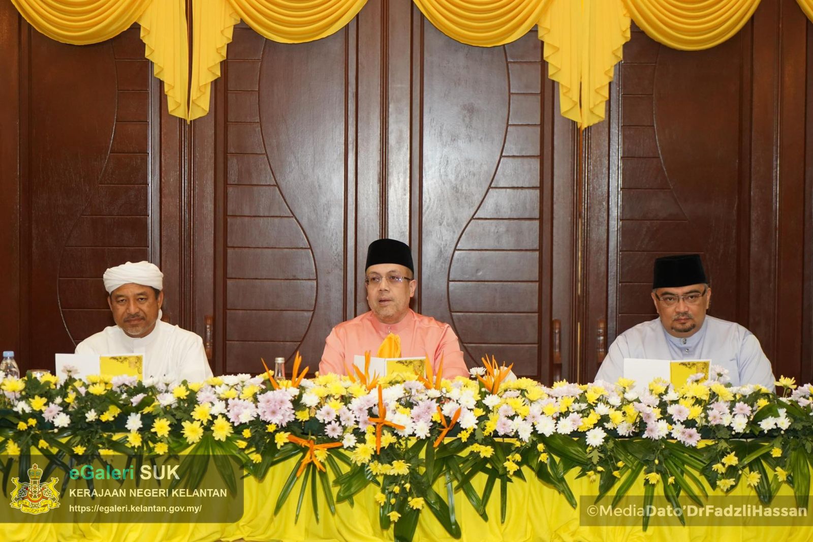 majlis-berbuka-puasa-kebawah-duli-yang-maha-mulia-sultan-muhammad-v-dan-yang-teramat-mulia-tengku-mahkota-kelantan-bersama-rakyat-jelata-serta-pengurniaan-zakat-3.jpg