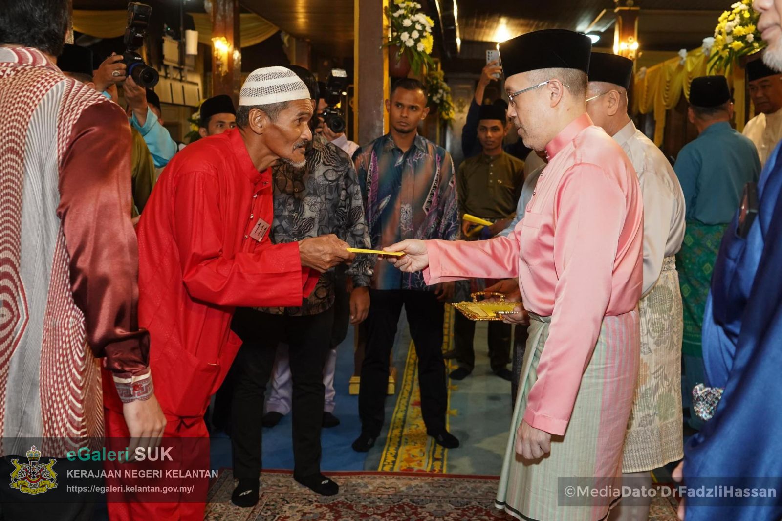 majlis-berbuka-puasa-kebawah-duli-yang-maha-mulia-sultan-muhammad-v-dan-yang-teramat-mulia-tengku-mahkota-kelantan-bersama-rakyat-jelata-serta-pengurniaan-zakat-4.jpg