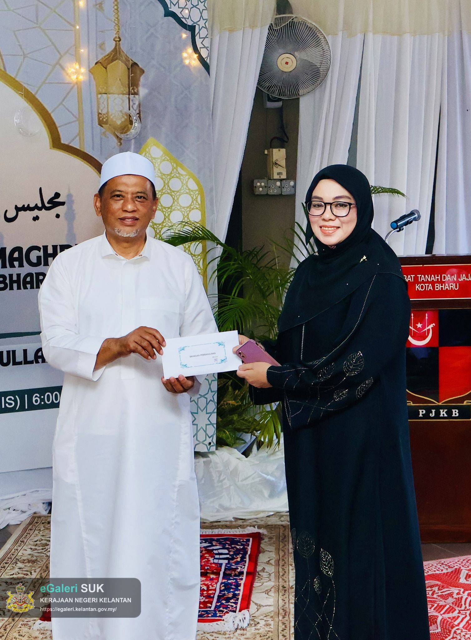 majlis-iftar-jamaie-dan-solat-maghrib-serta-penyampaian-sumbangan-raya-pejabat-tanah-dan-jajahan-kota-bharu-13.jpg