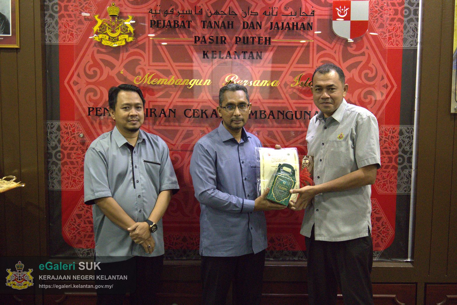 majlis-khatam-alquran-serta-sumbangan-hari-raya-anjuran-kelab-berkesan-pejabat-tanah-dan-jajahan-pasir-puteh-17.jpg