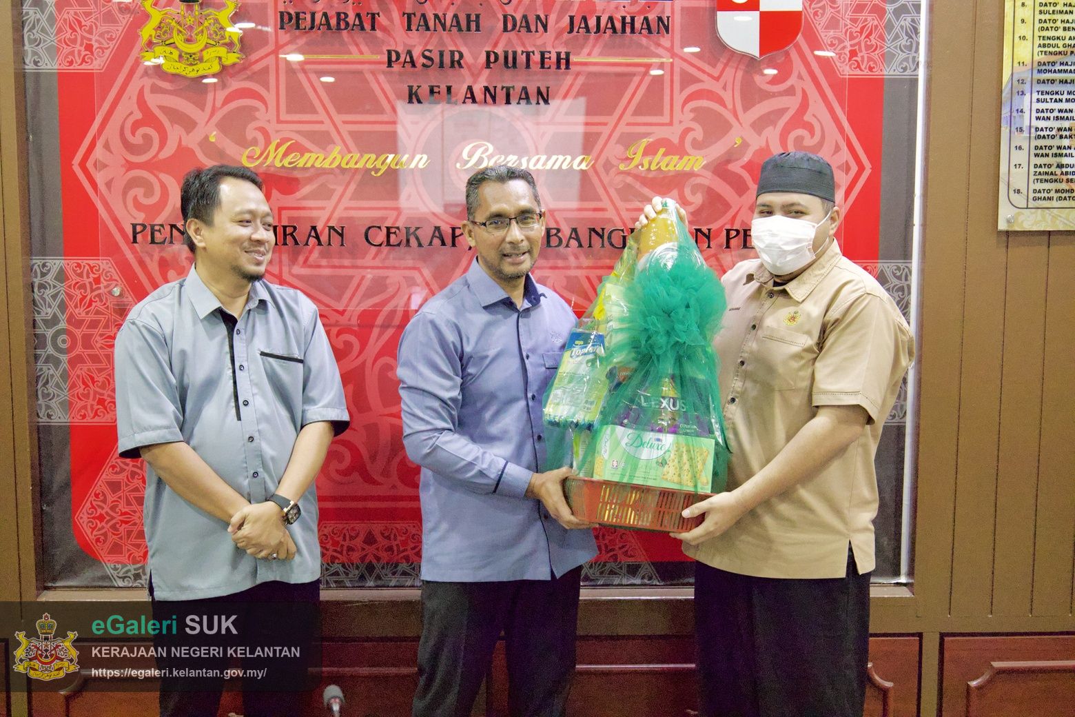 majlis-khatam-alquran-serta-sumbangan-hari-raya-anjuran-kelab-berkesan-pejabat-tanah-dan-jajahan-pasir-puteh-20.jpg
