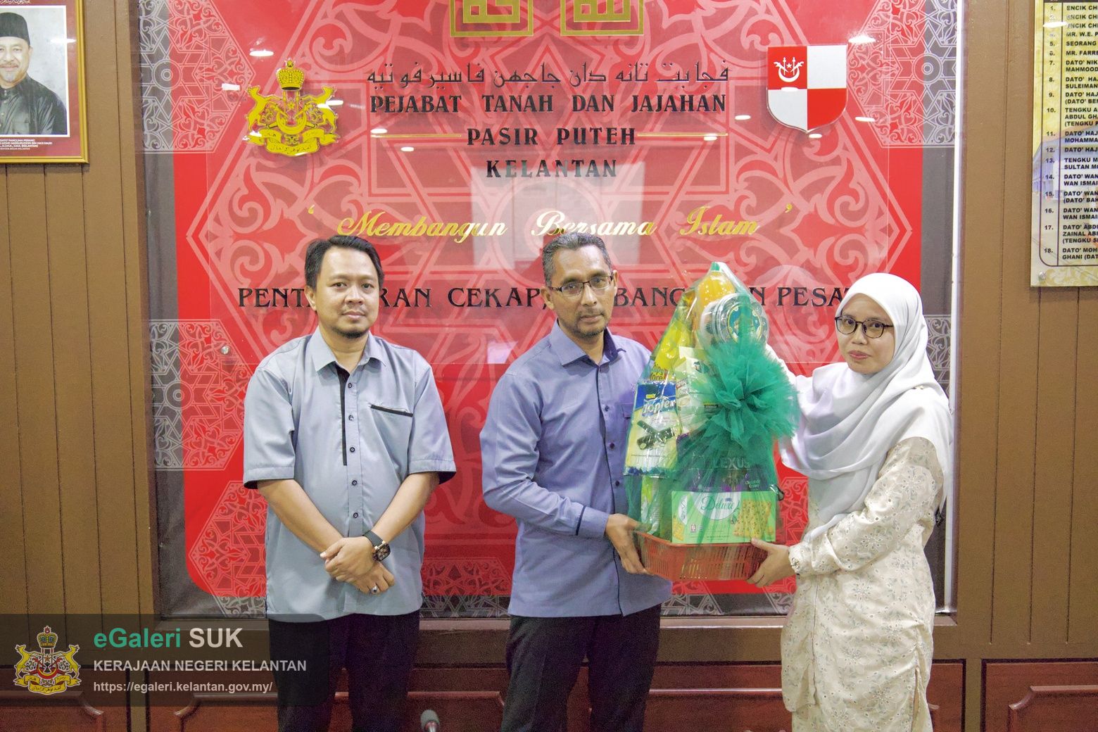 majlis-khatam-alquran-serta-sumbangan-hari-raya-anjuran-kelab-berkesan-pejabat-tanah-dan-jajahan-pasir-puteh-22.jpg