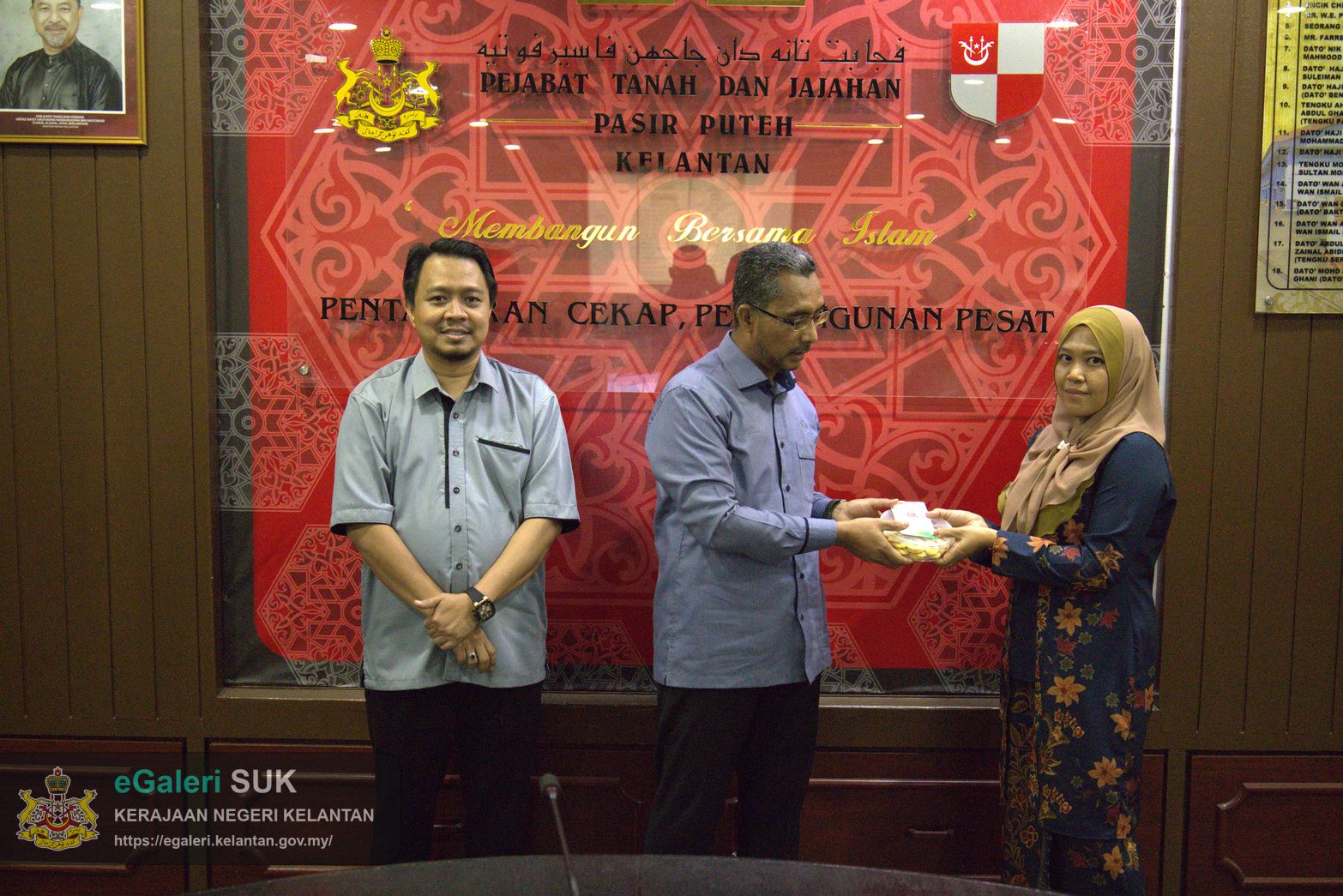 majlis-khatam-alquran-serta-sumbangan-hari-raya-anjuran-kelab-berkesan-pejabat-tanah-dan-jajahan-pasir-puteh-25.jpg