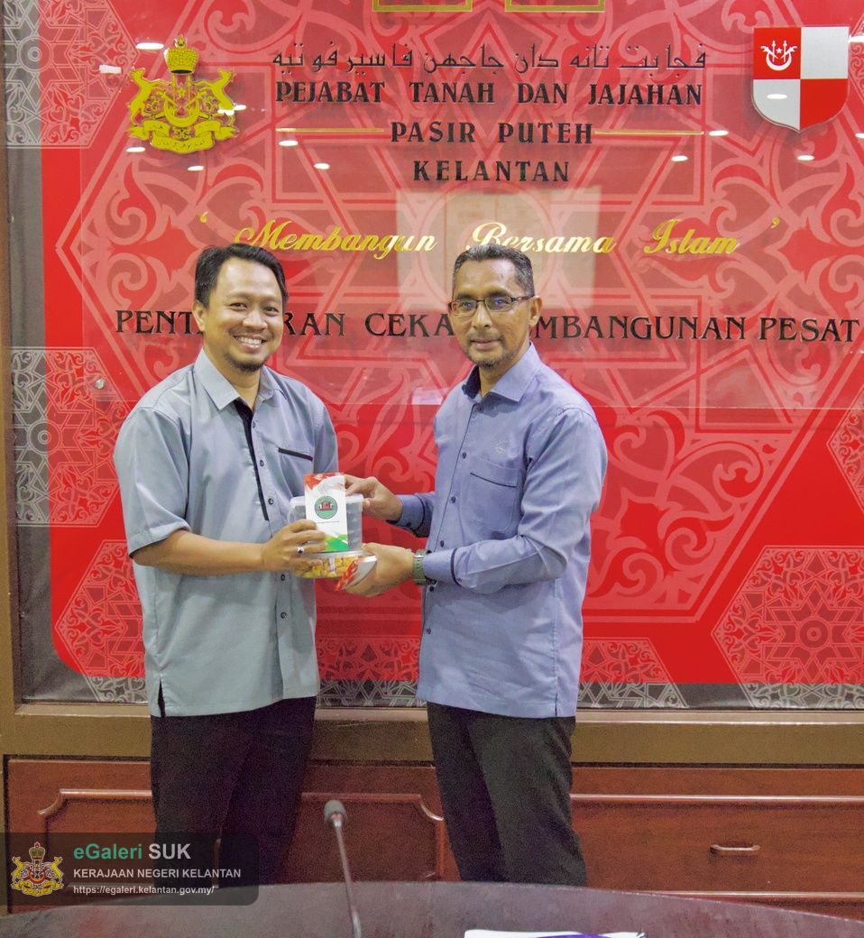 majlis-khatam-alquran-serta-sumbangan-hari-raya-anjuran-kelab-berkesan-pejabat-tanah-dan-jajahan-pasir-puteh-26.jpg