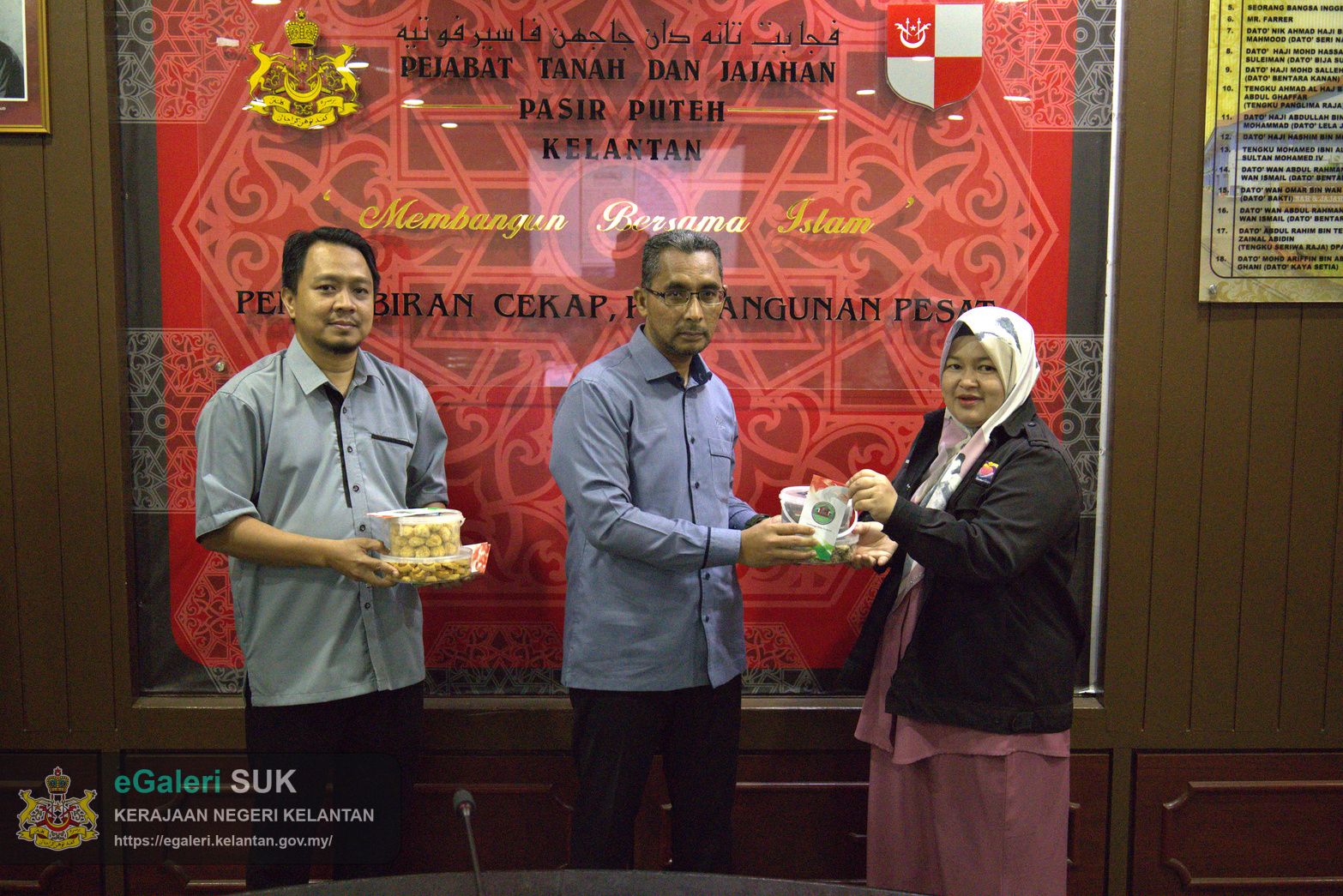 majlis-khatam-alquran-serta-sumbangan-hari-raya-anjuran-kelab-berkesan-pejabat-tanah-dan-jajahan-pasir-puteh-29.jpg
