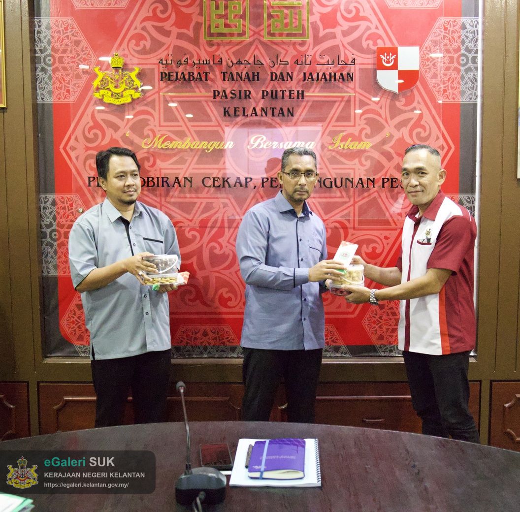 majlis-khatam-alquran-serta-sumbangan-hari-raya-anjuran-kelab-berkesan-pejabat-tanah-dan-jajahan-pasir-puteh-31.jpg