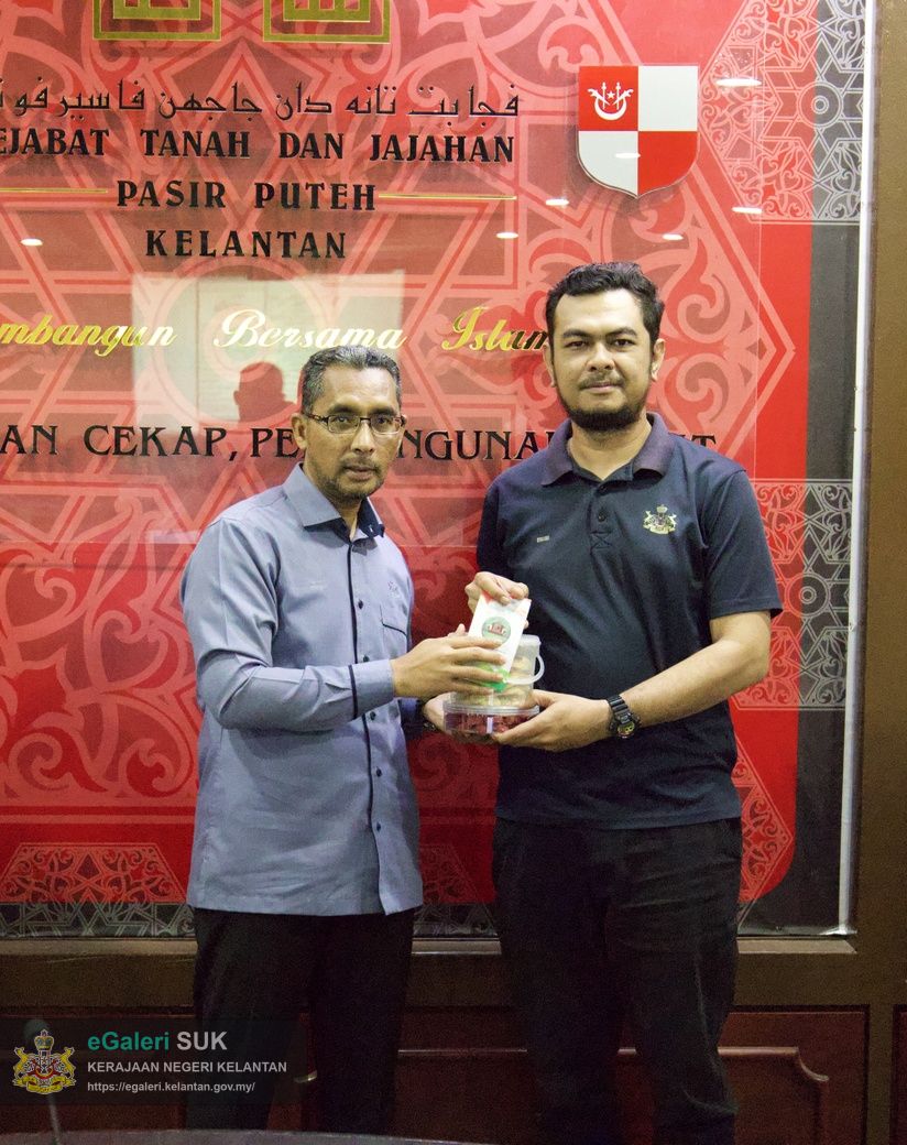 majlis-khatam-alquran-serta-sumbangan-hari-raya-anjuran-kelab-berkesan-pejabat-tanah-dan-jajahan-pasir-puteh-36.jpg