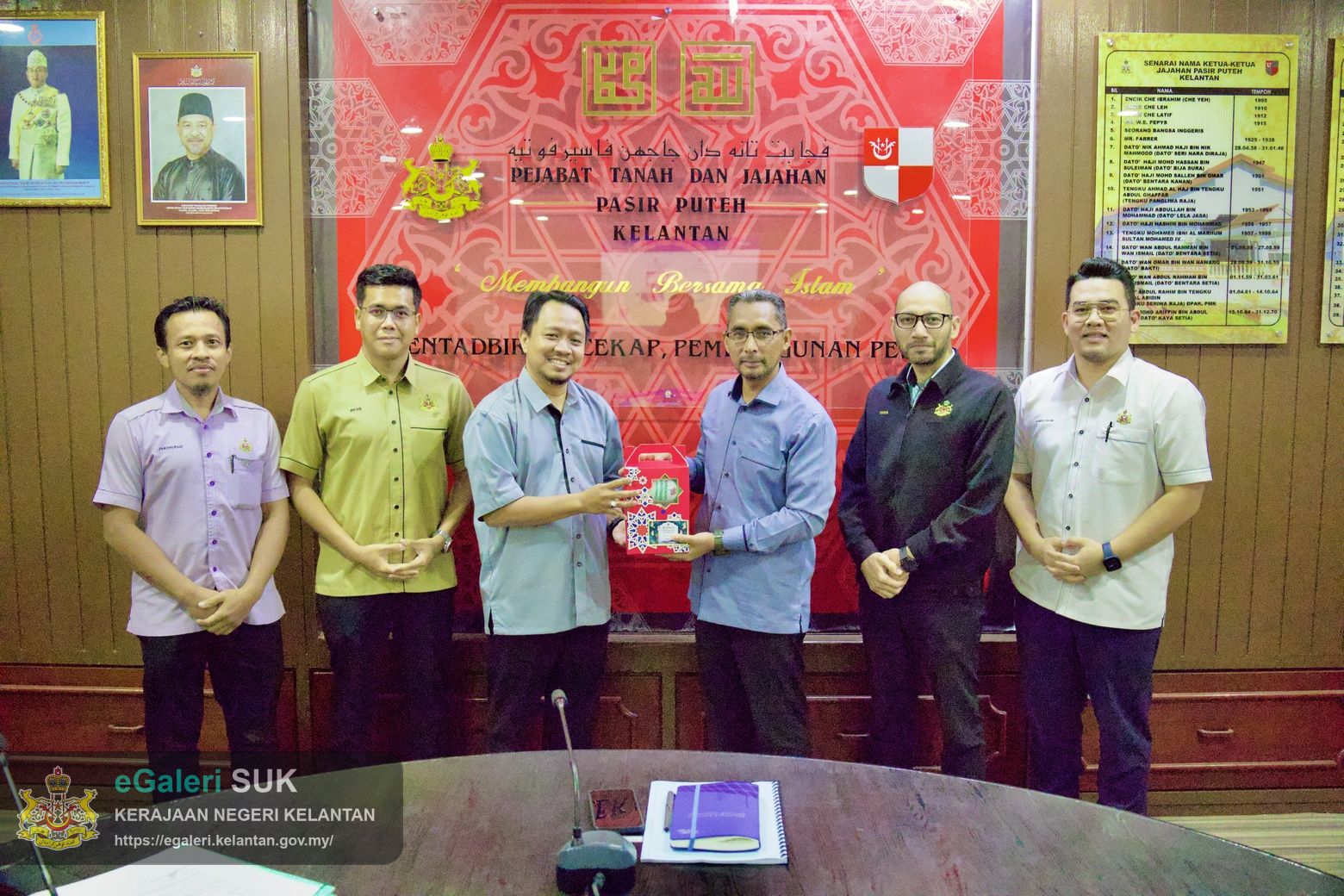 majlis-khatam-alquran-serta-sumbangan-hari-raya-anjuran-kelab-berkesan-pejabat-tanah-dan-jajahan-pasir-puteh-38.jpg