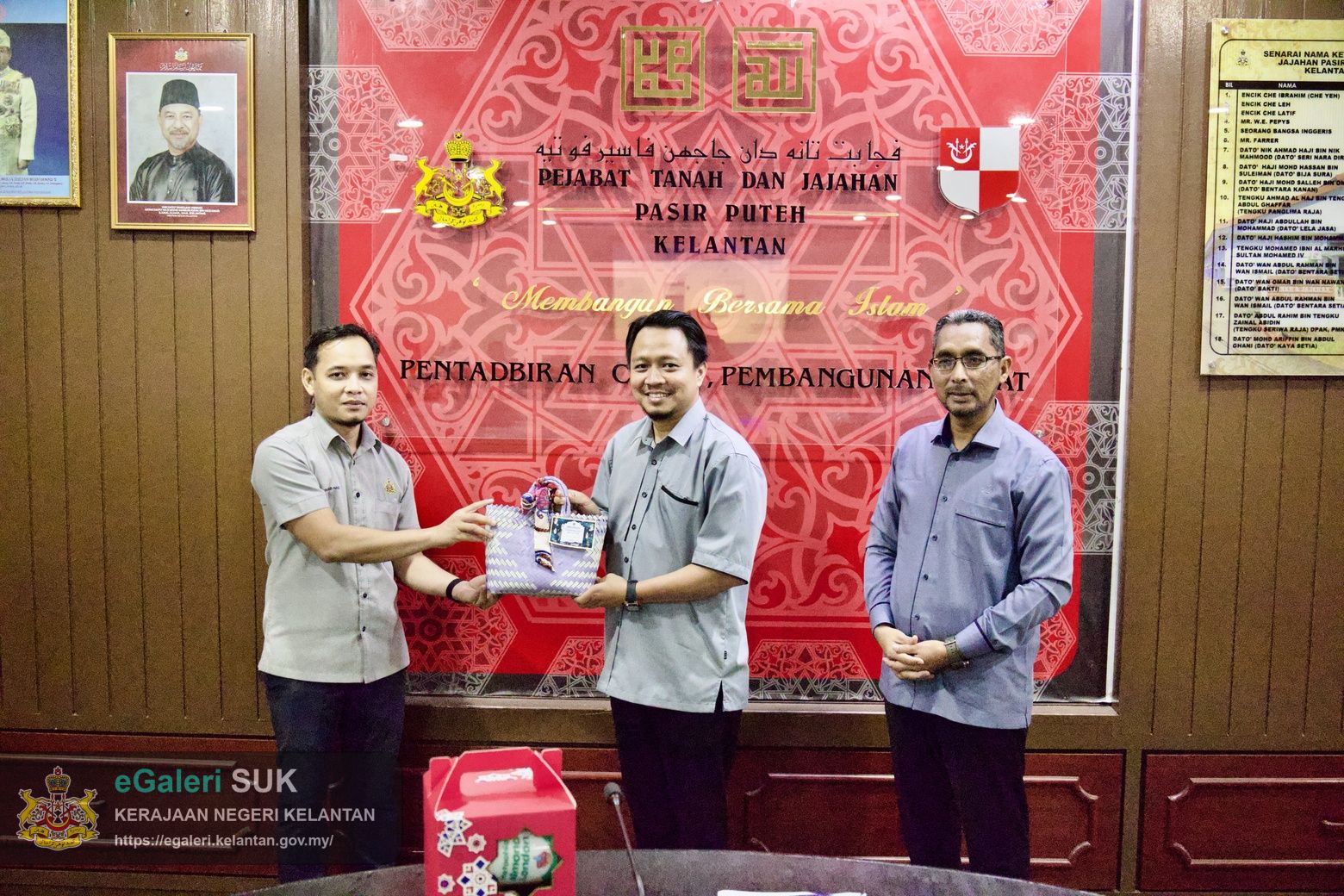 majlis-khatam-alquran-serta-sumbangan-hari-raya-anjuran-kelab-berkesan-pejabat-tanah-dan-jajahan-pasir-puteh-39.jpg