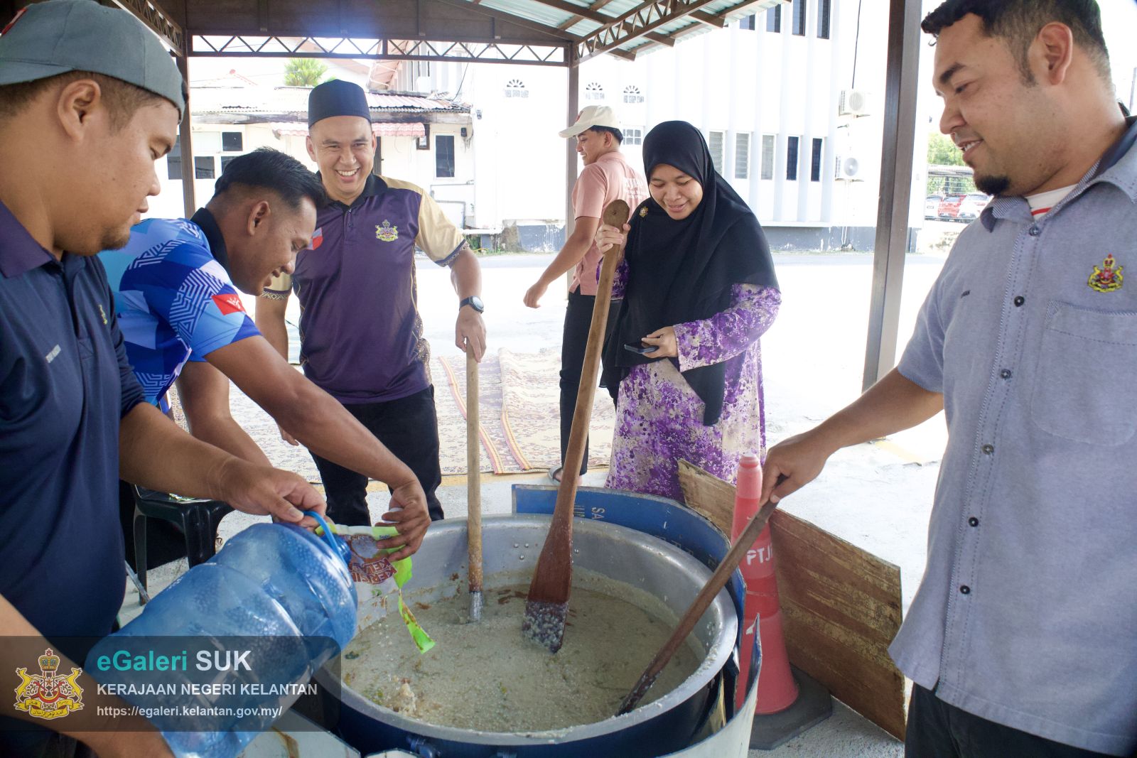 majlis-memasak-bubur-lambuk-peringakat-pejabat-tanah-dan-jajahan-pasir-puteh-anjuran-bersama-unit-pembangunan-dan-kelab-berkesan-10.jpg