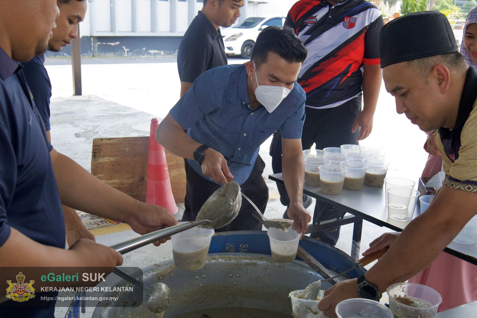 majlis-memasak-bubur-lambuk-peringakat-pejabat-tanah-dan-jajahan-pasir-puteh-anjuran-bersama-unit-pembangunan-dan-kelab-berkesan-13.jpg