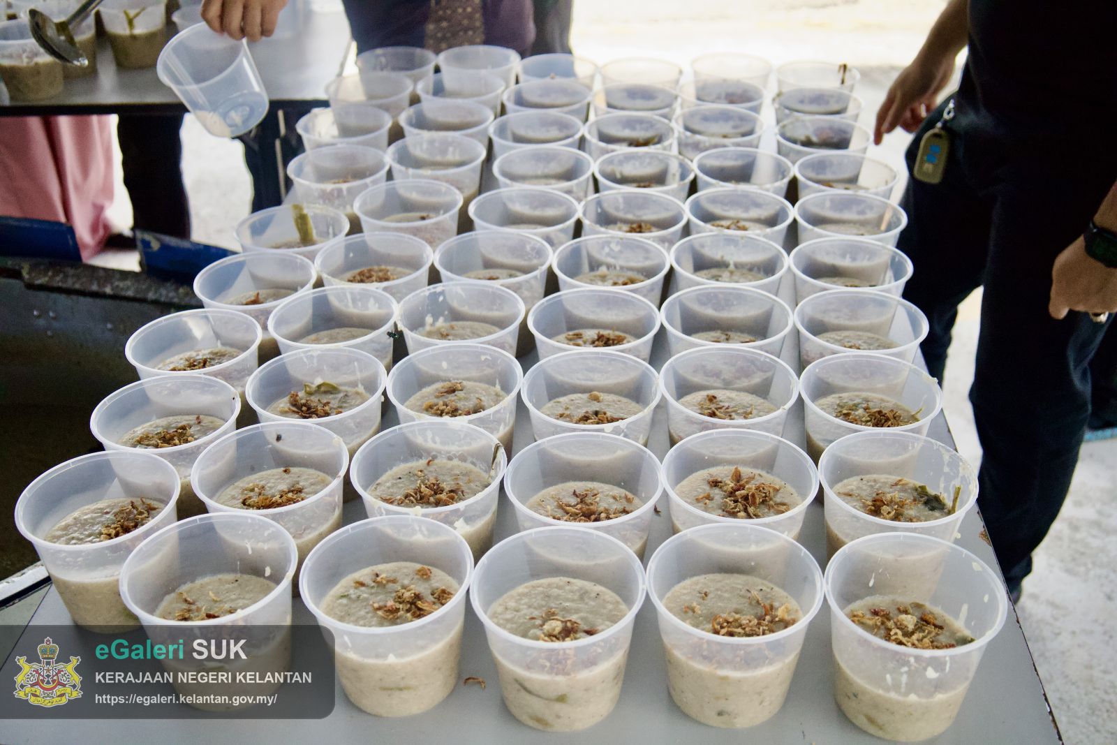 majlis-memasak-bubur-lambuk-peringakat-pejabat-tanah-dan-jajahan-pasir-puteh-anjuran-bersama-unit-pembangunan-dan-kelab-berkesan-14.jpg