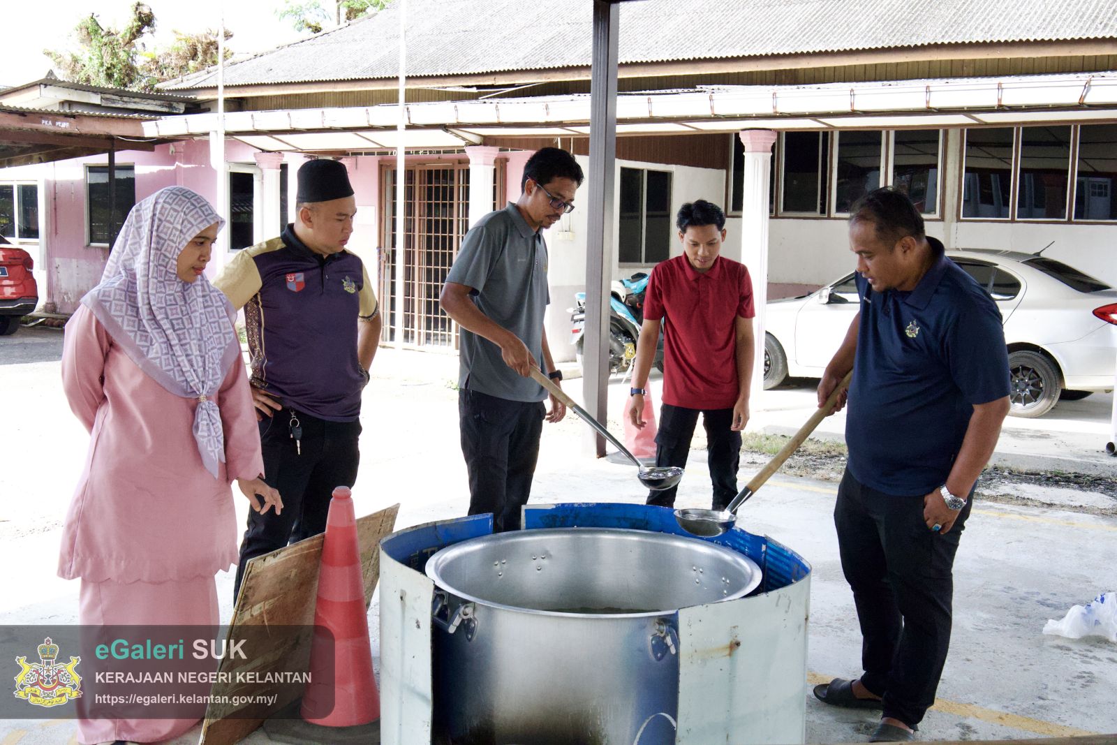majlis-memasak-bubur-lambuk-peringakat-pejabat-tanah-dan-jajahan-pasir-puteh-anjuran-bersama-unit-pembangunan-dan-kelab-berkesan-3.jpg
