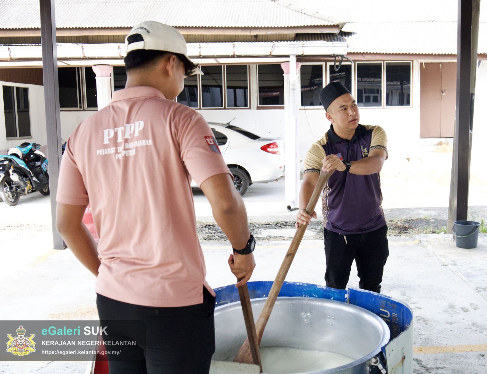 majlis-memasak-bubur-lambuk-peringakat-pejabat-tanah-dan-jajahan-pasir-puteh-anjuran-bersama-unit-pembangunan-dan-kelab-berkesan-6.jpg