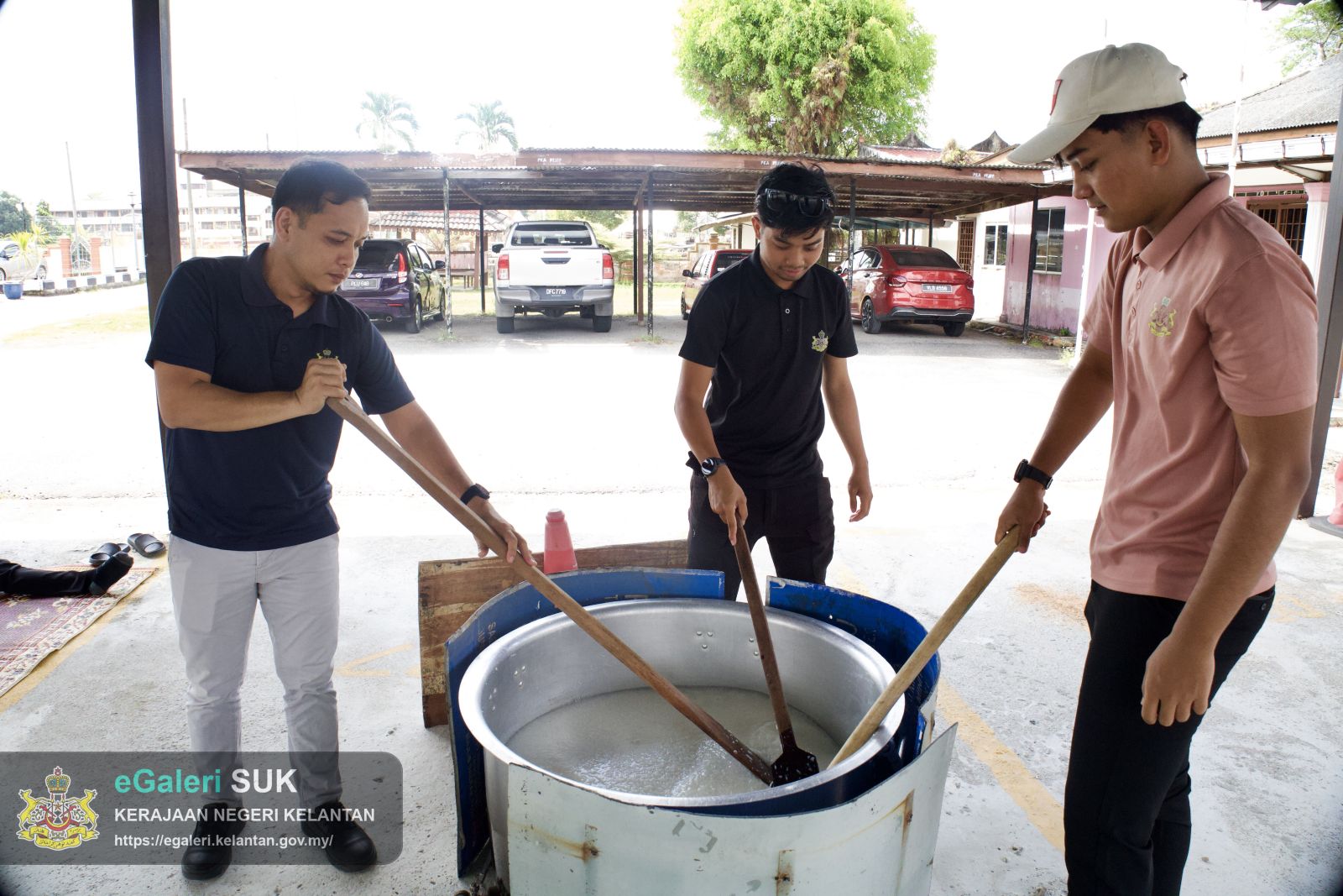 majlis-memasak-bubur-lambuk-peringakat-pejabat-tanah-dan-jajahan-pasir-puteh-anjuran-bersama-unit-pembangunan-dan-kelab-berkesan-7.jpg