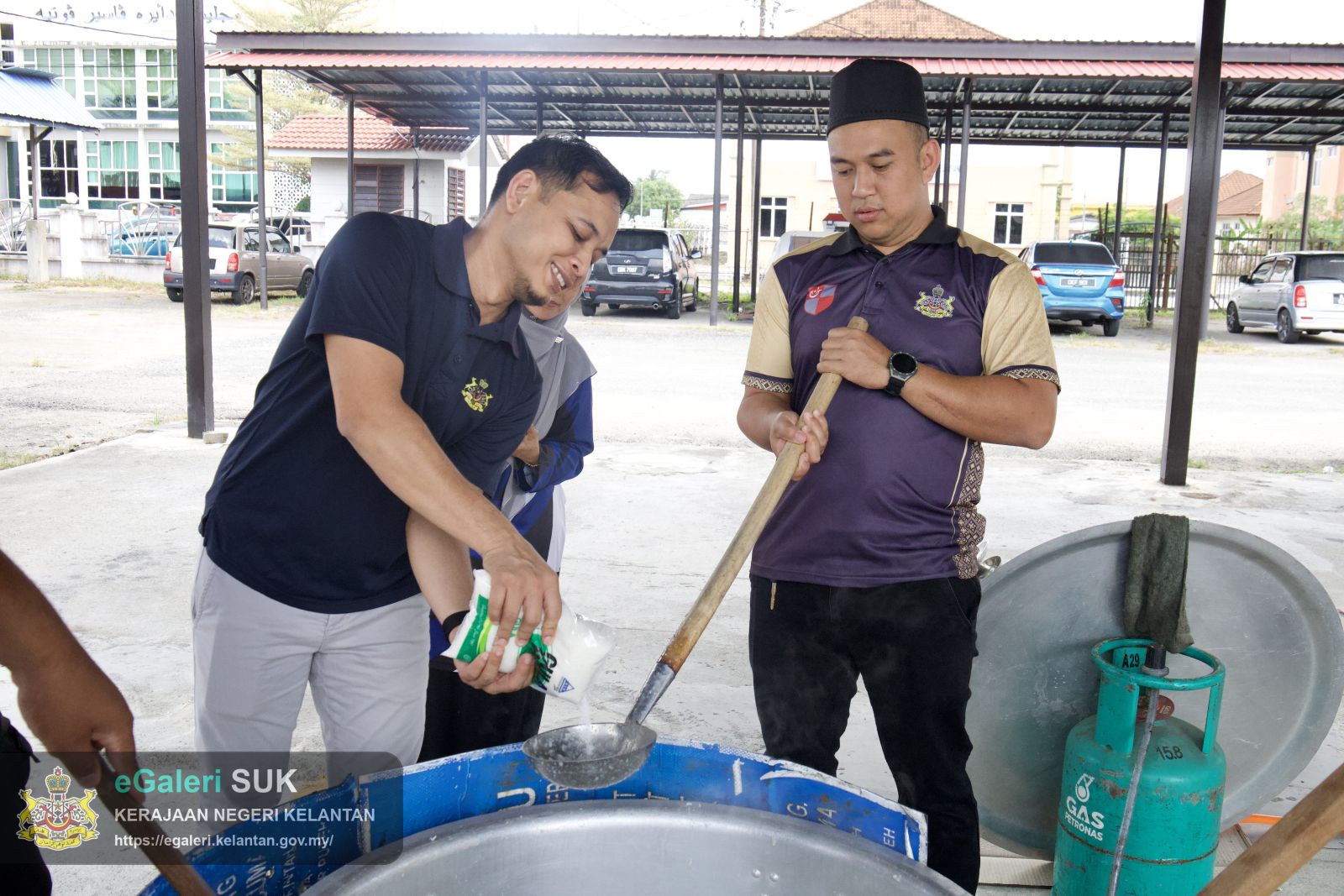 majlis-memasak-bubur-lambuk-peringakat-pejabat-tanah-dan-jajahan-pasir-puteh-anjuran-bersama-unit-pembangunan-dan-kelab-berkesan-8.jpg