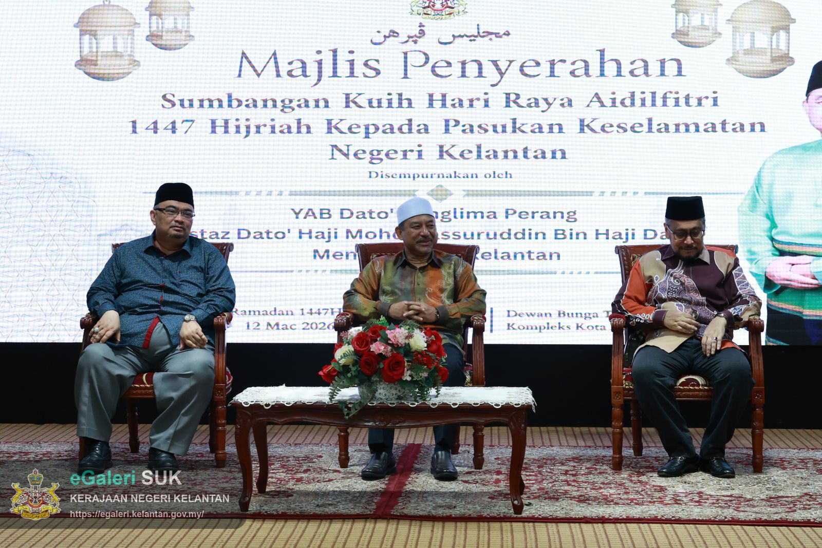 majlis-pembahagian-kuih-raya-kepada-anggota-keselamatan-1.JPG