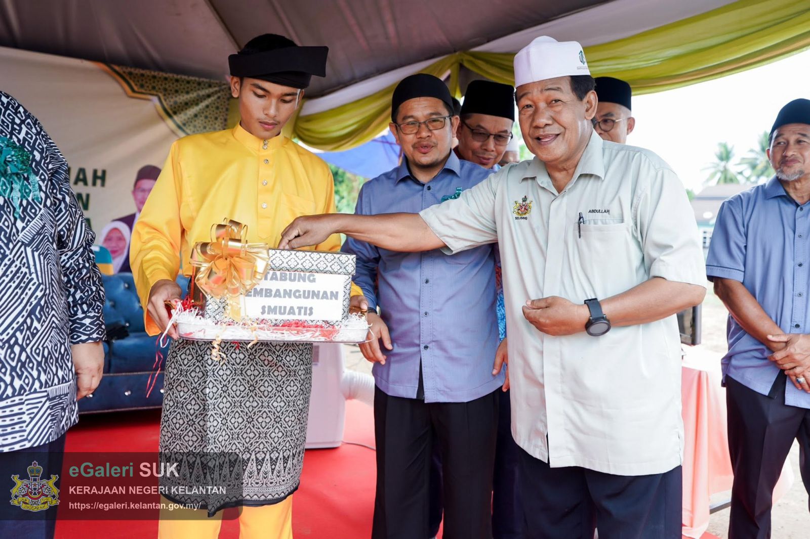 majlis-penyerahan-hak-milik-tanah-bayaran-peluasan-tapak-sekolah-serta-anugerah-kecemerlangan-spm-dan-smu-di-smu-a-tarbiah-islamiah-smuatis-kampung-lepah-selising-2.jpg