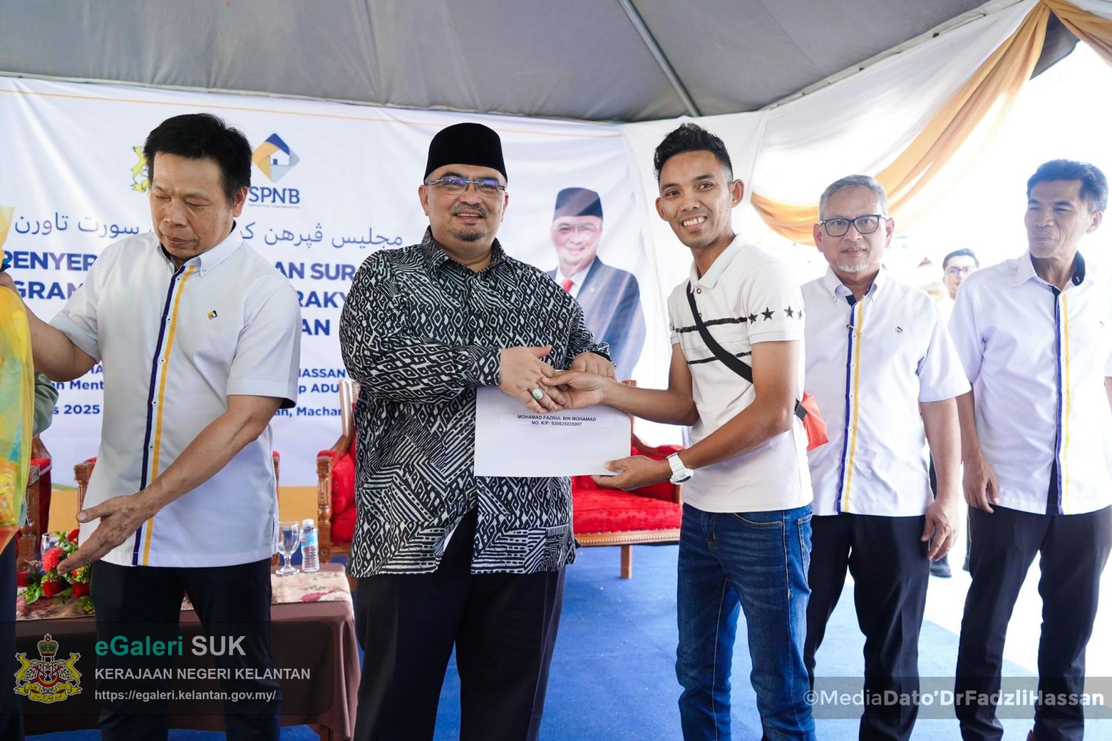 majlis-penyerahan-kunci-rumah-dan-surat-tawaran-program-rumah-mesra-rakyat-rmr-di-bawah-kelolaan-syarikat-perumahan-negara-berhad-spnb-13.jpg