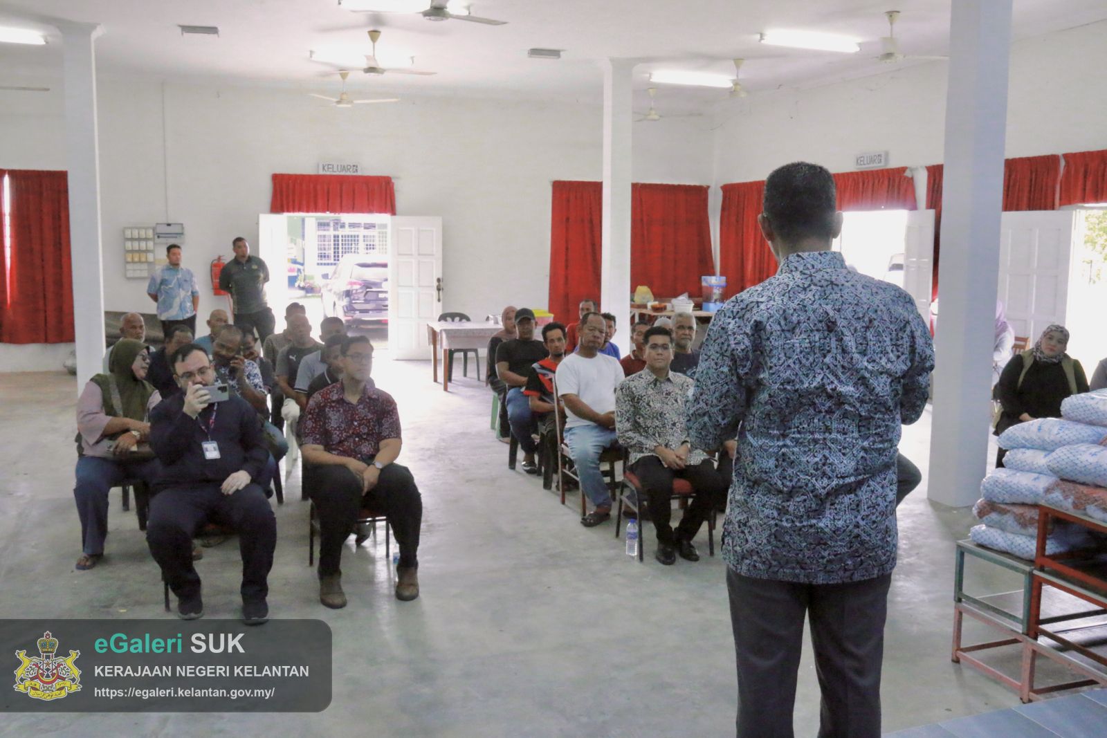majlis-penyerahan-pukat-dan-lawatan-tapak-projek-pemerkasaan-ekonomi-nelayan-b40-di-penempatan-semula-nelayan-tok-bali-15.JPG