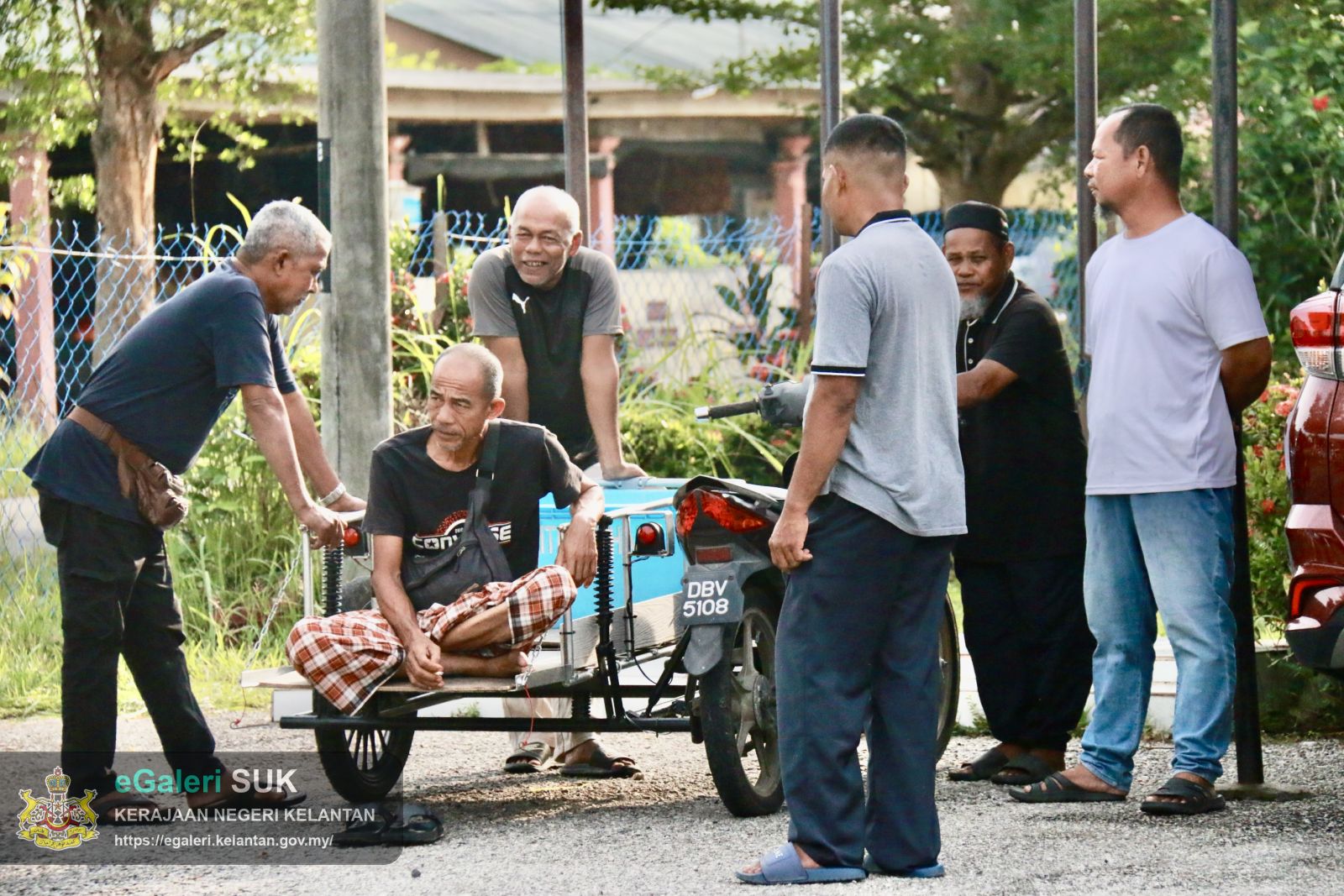 majlis-penyerahan-pukat-dan-lawatan-tapak-projek-pemerkasaan-ekonomi-nelayan-b40-di-penempatan-semula-nelayan-tok-bali-2.JPG