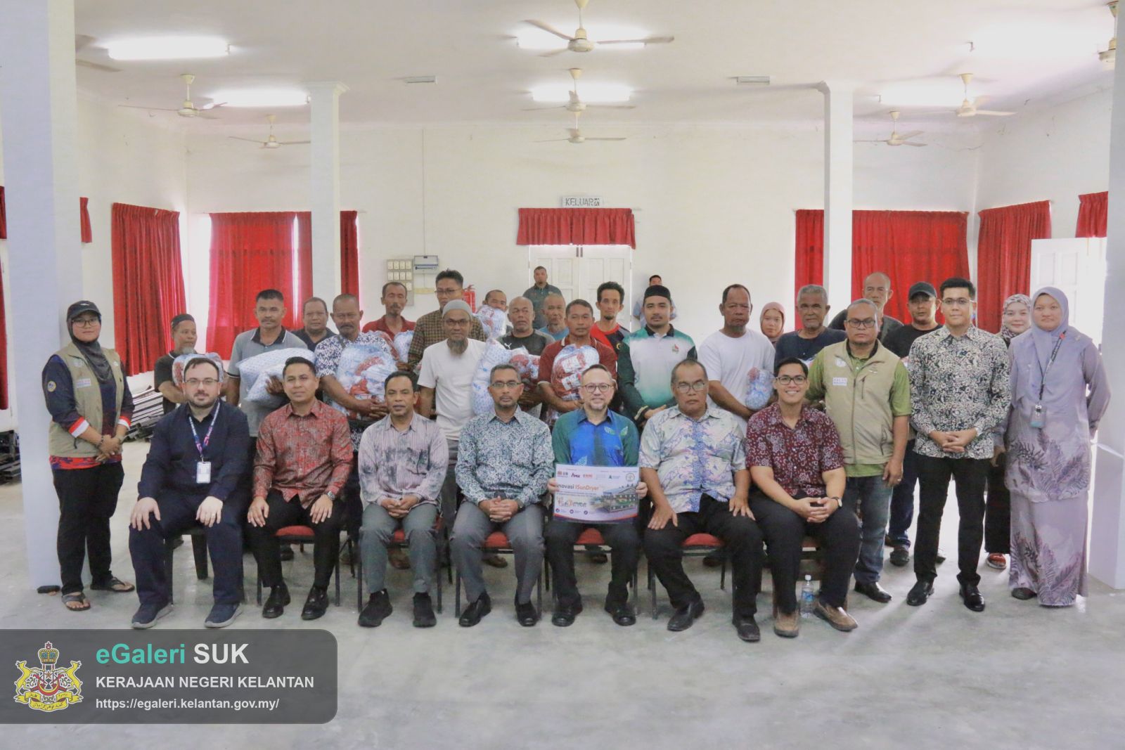 majlis-penyerahan-pukat-dan-lawatan-tapak-projek-pemerkasaan-ekonomi-nelayan-b40-di-penempatan-semula-nelayan-tok-bali-36.JPG