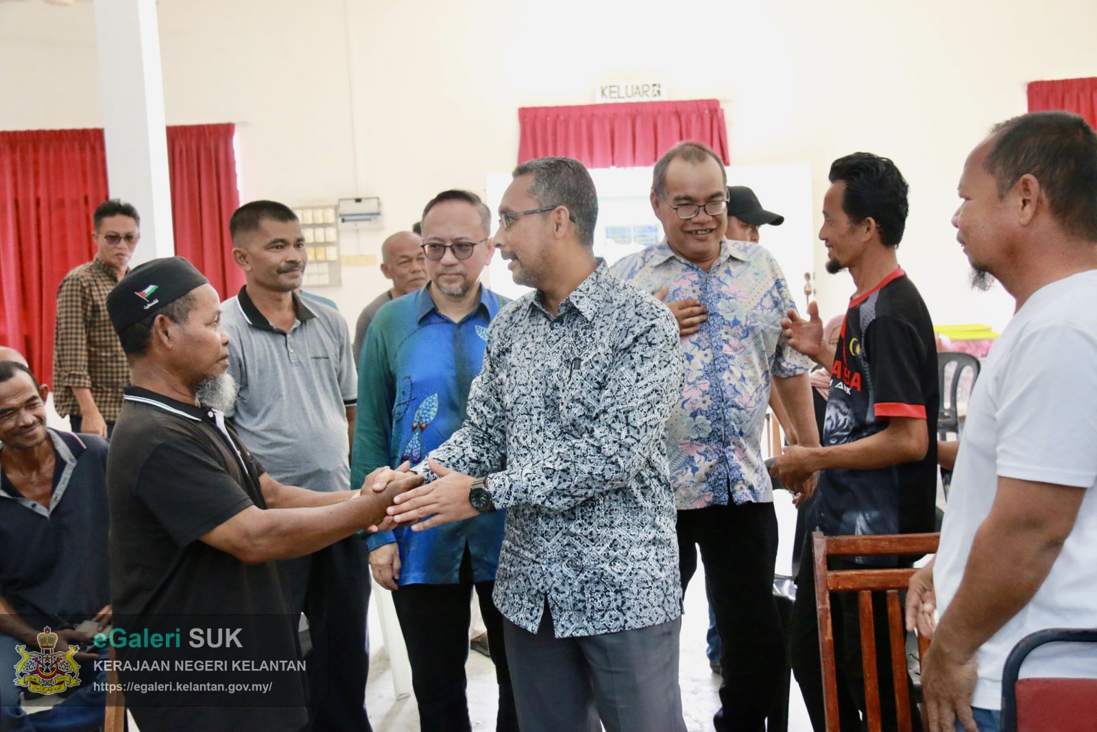 majlis-penyerahan-pukat-dan-lawatan-tapak-projek-pemerkasaan-ekonomi-nelayan-b40-di-penempatan-semula-nelayan-tok-bali-6.JPG