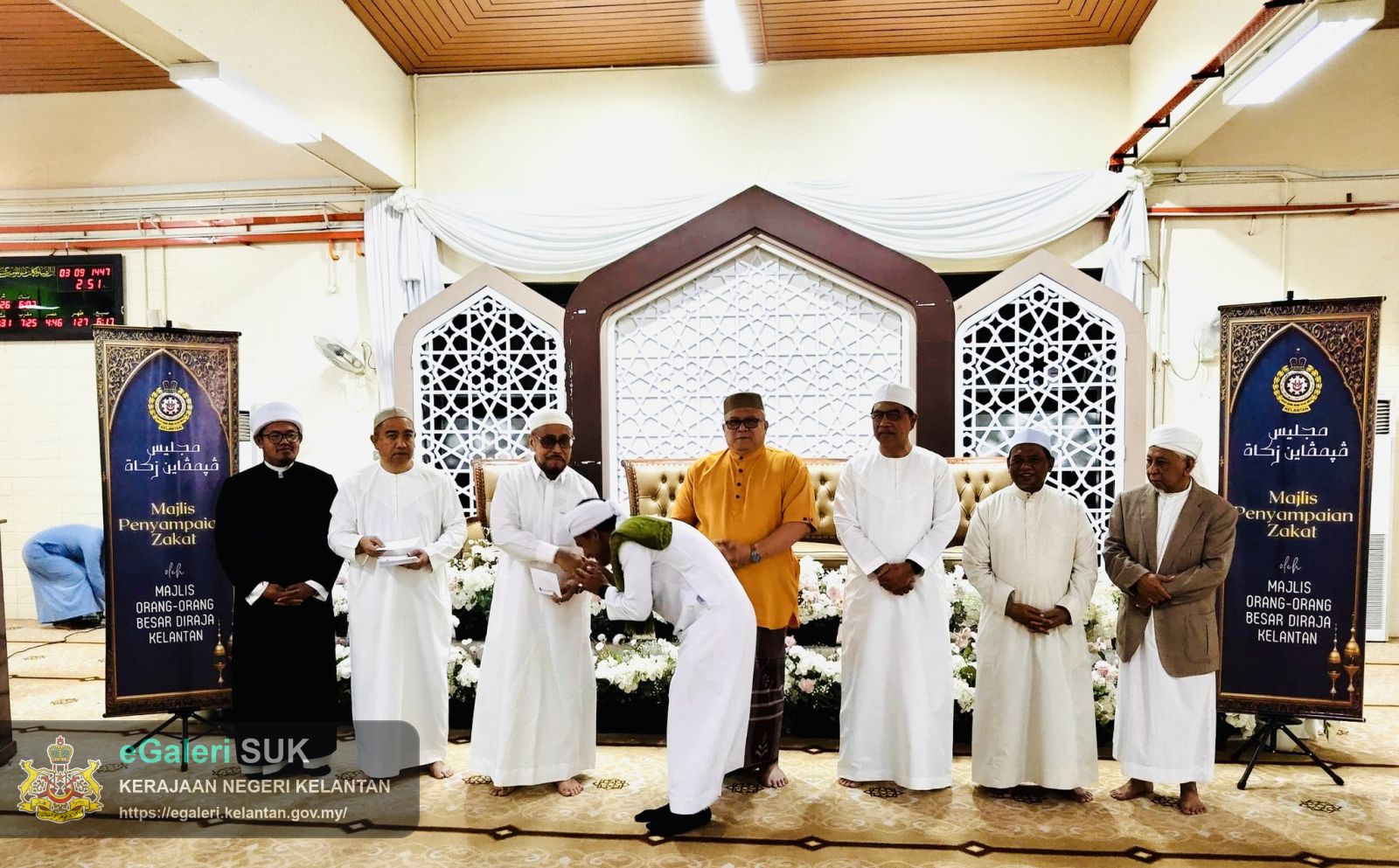 majlis-penyerahan-zakat-oleh-mob-diraja-kelantan-di-masjid-jamek-muhammadi-kota-bharu-10.jpg