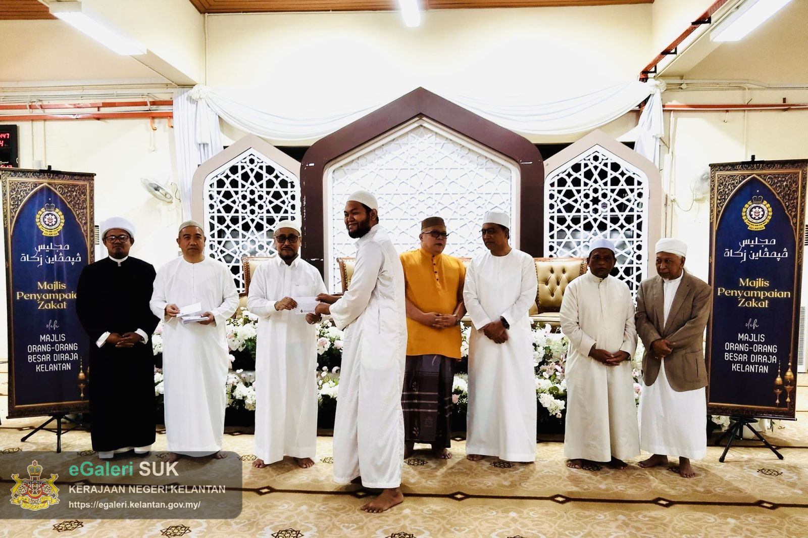 majlis-penyerahan-zakat-oleh-mob-diraja-kelantan-di-masjid-jamek-muhammadi-kota-bharu-9.jpg