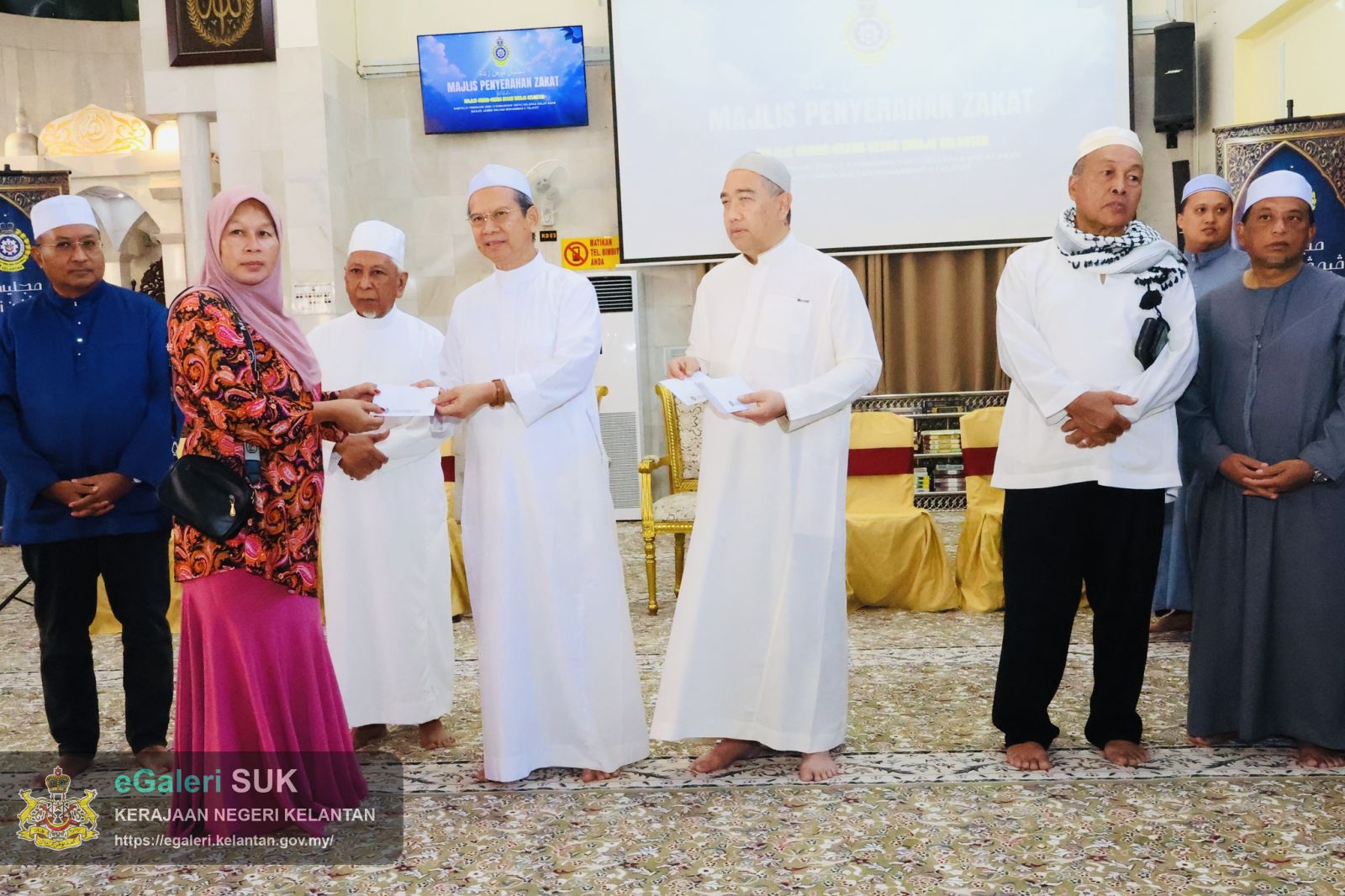 majlis-penyerahan-zakat-oleh-mob-diraja-kelantan-di-masjid-sultan-muhammad-ii-telipot-11.jpg