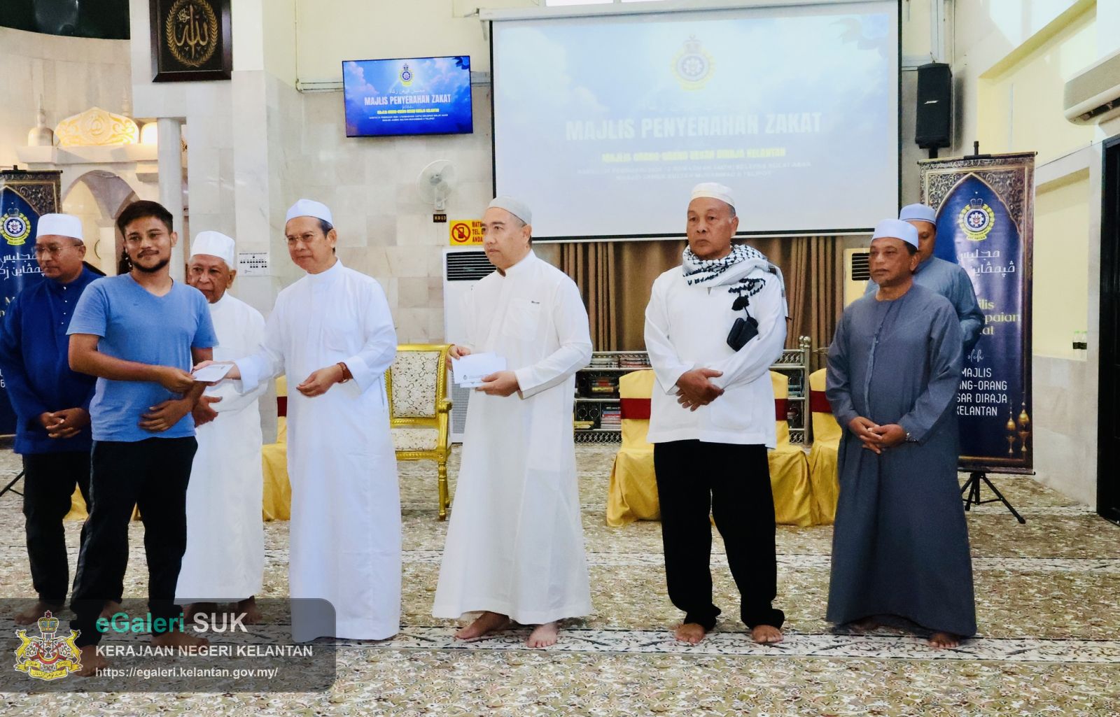 majlis-penyerahan-zakat-oleh-mob-diraja-kelantan-di-masjid-sultan-muhammad-ii-telipot-15.jpg