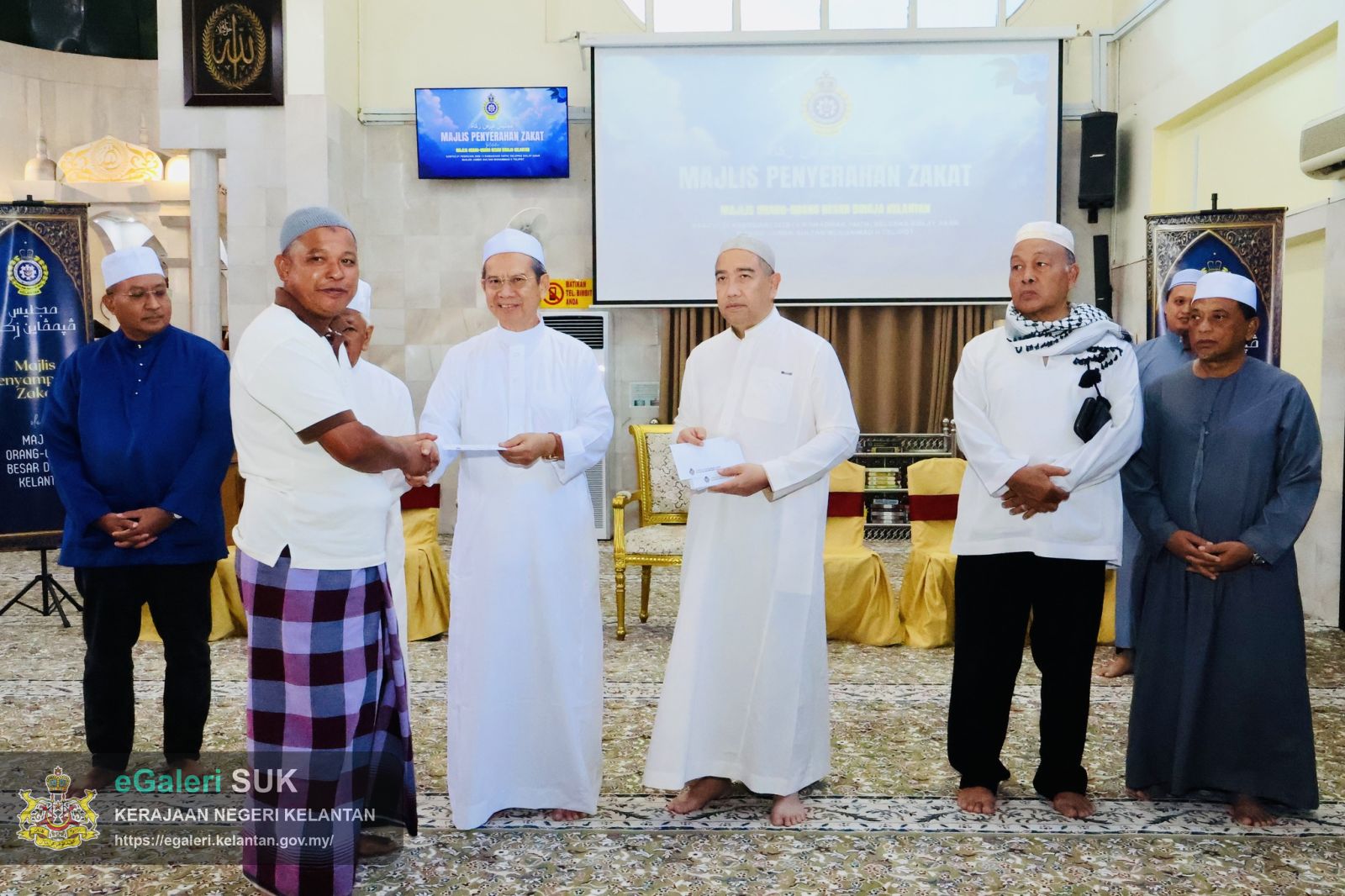 majlis-penyerahan-zakat-oleh-mob-diraja-kelantan-di-masjid-sultan-muhammad-ii-telipot-16.jpg