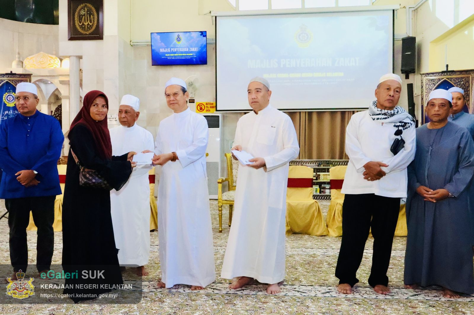 majlis-penyerahan-zakat-oleh-mob-diraja-kelantan-di-masjid-sultan-muhammad-ii-telipot-17.jpg
