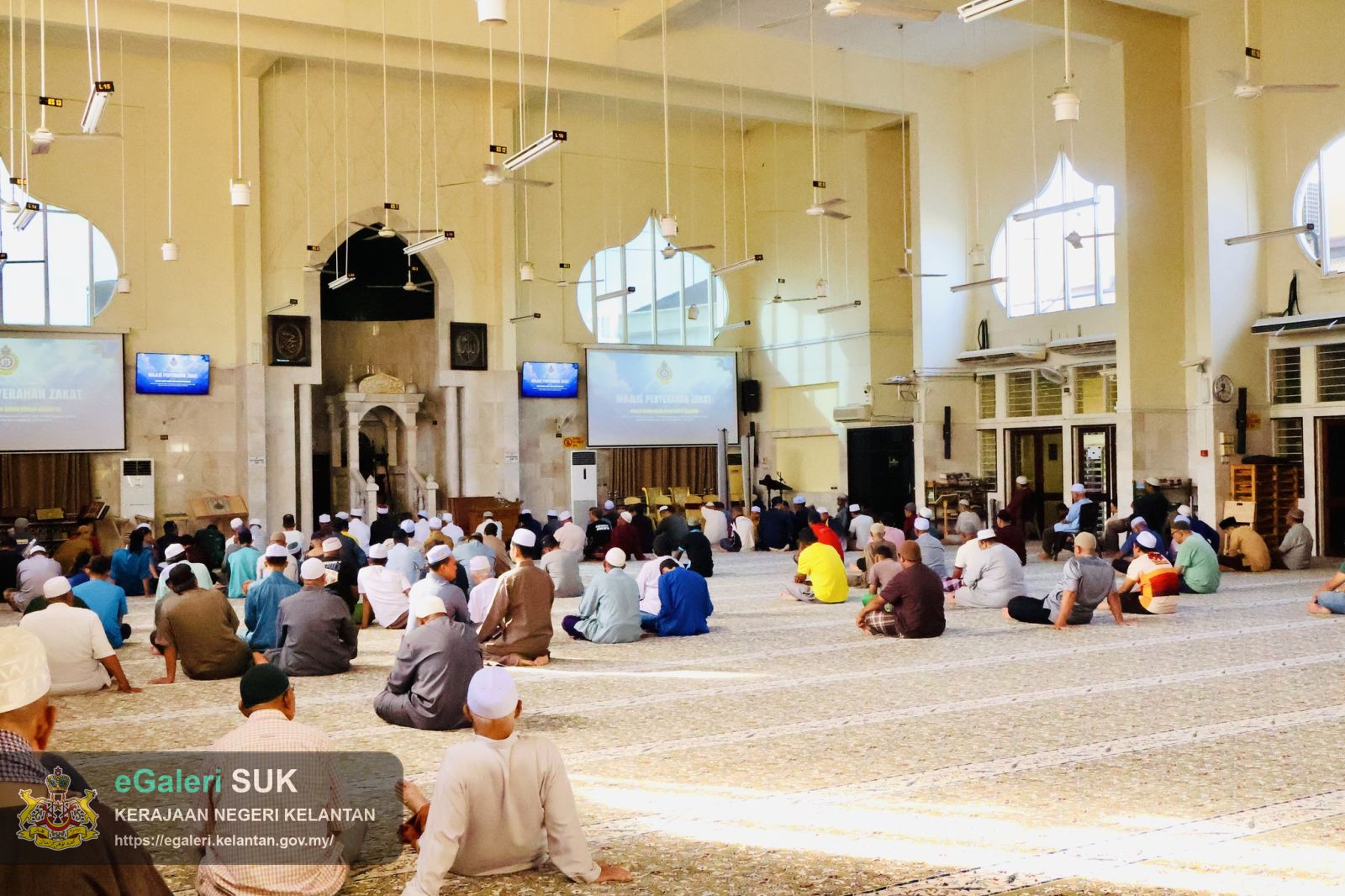 majlis-penyerahan-zakat-oleh-mob-diraja-kelantan-di-masjid-sultan-muhammad-ii-telipot-2.jpg