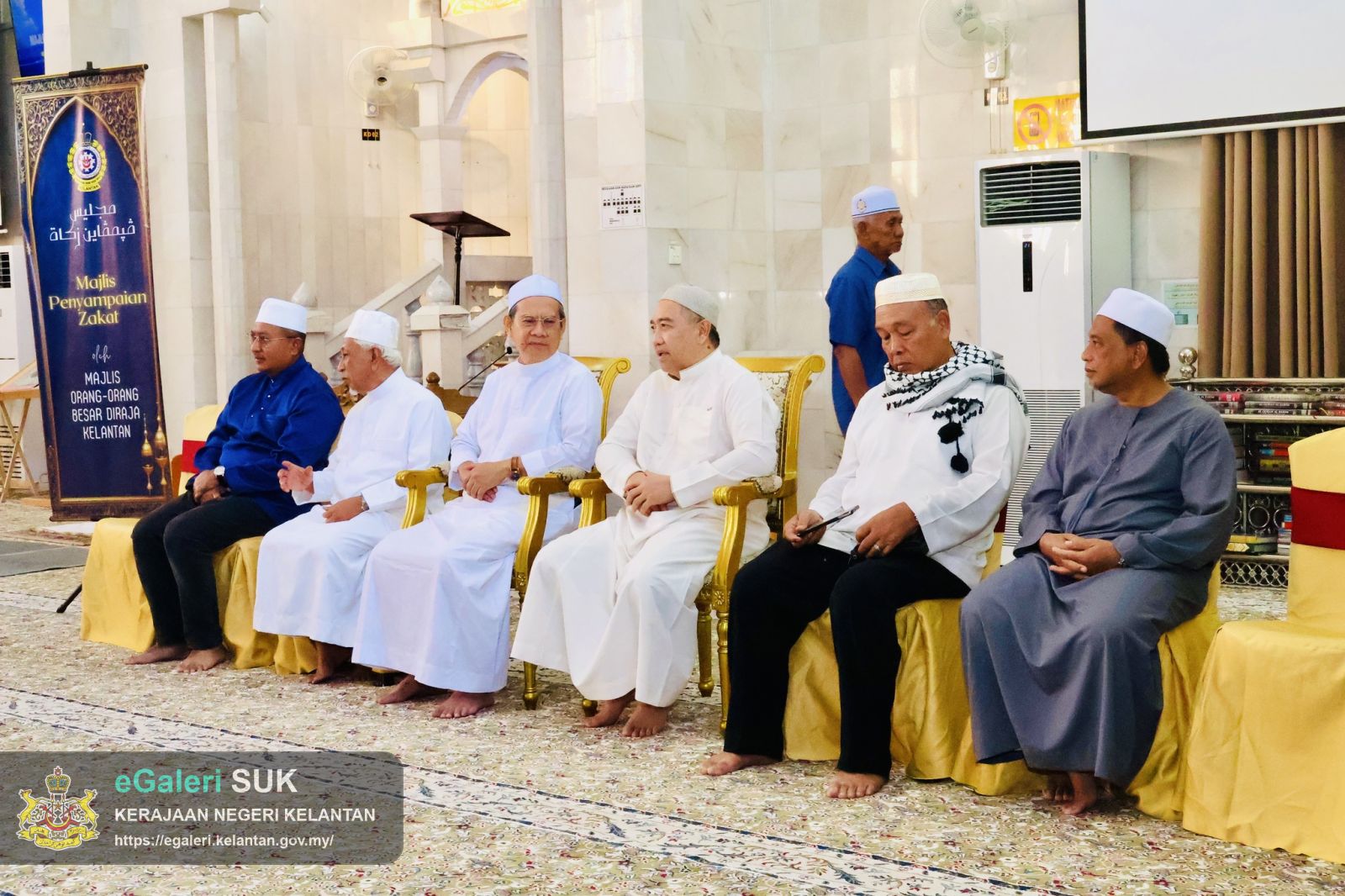 majlis-penyerahan-zakat-oleh-mob-diraja-kelantan-di-masjid-sultan-muhammad-ii-telipot-6.jpg