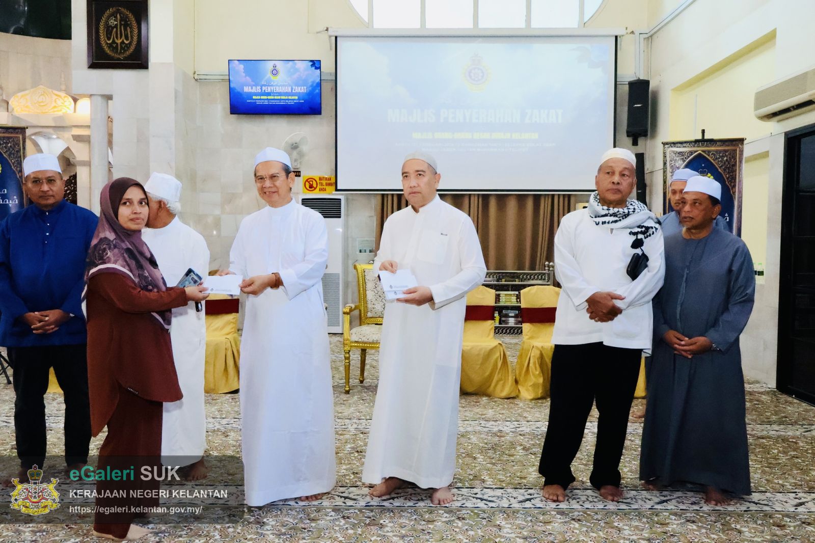 majlis-penyerahan-zakat-oleh-mob-diraja-kelantan-di-masjid-sultan-muhammad-ii-telipot-8.jpg