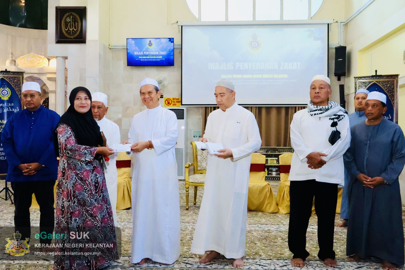 majlis-penyerahan-zakat-oleh-mob-diraja-kelantan-di-masjid-sultan-muhammad-ii-telipot-9.jpg