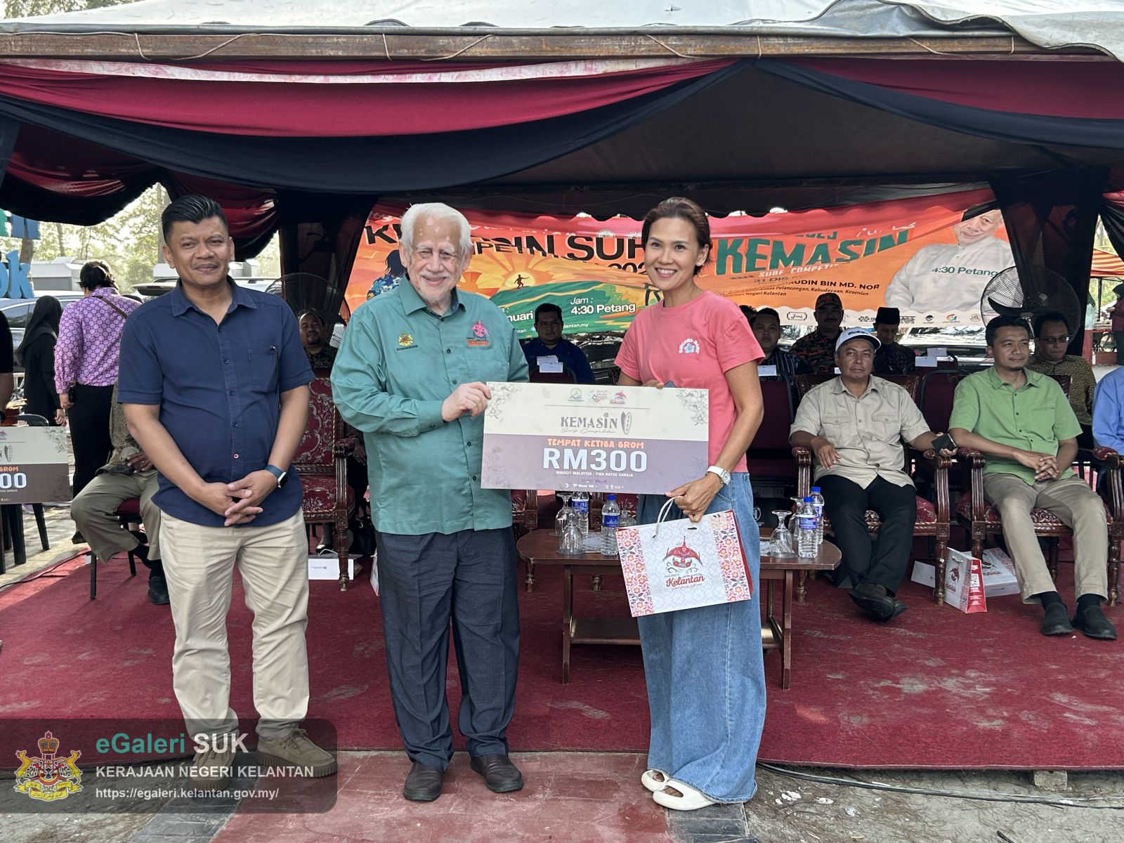 majlis-perasmian-kemasin-beach-surf-competition-10.jpg
