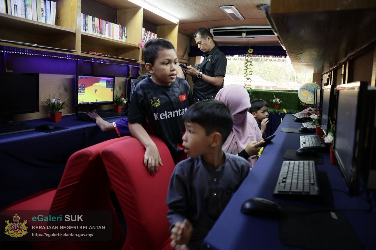 majlis-perasmian-pembukaan-semula-perpustakaan-desa-salor-2.jpg