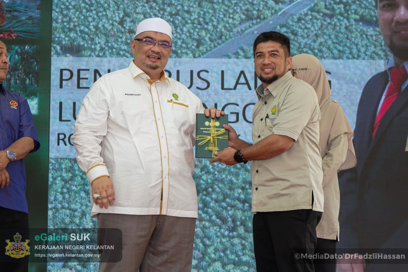 majlis-perasmian-tapak-kompleks-pengurusan-ladang-tapis-dan-masjid-serta-pelancaran-mesin-efb-press-di-kilang-sawit-tapis-jeli-14.jpg