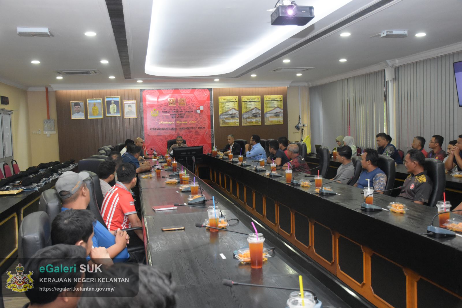 majlis-perjumpaan-yabrs-ketua-jajahan-pasir-puteh-merangkap-yang-dipertua-majlis-daerah-pasir-puteh-bersama-peserta-kontinjen-perbarisan-hari-kebangsaan-malaysia-2026-11.JPG